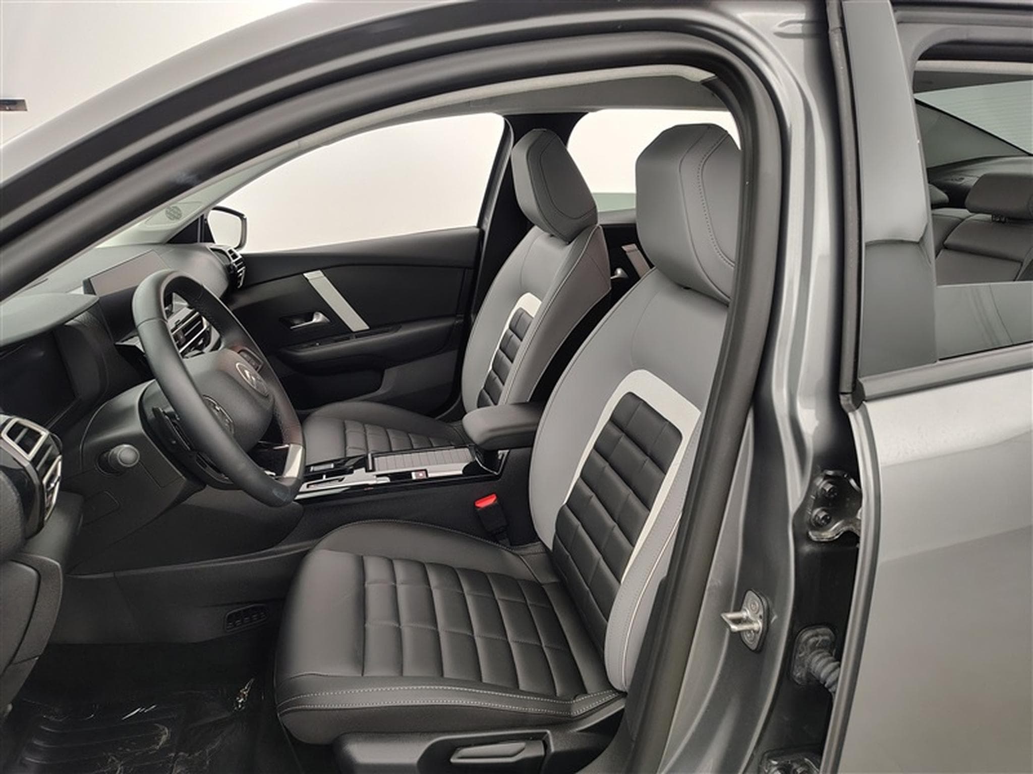 Citroen C4 X 1.2 Hybrid 145cv EAT8 Max (2025) - Photo 7