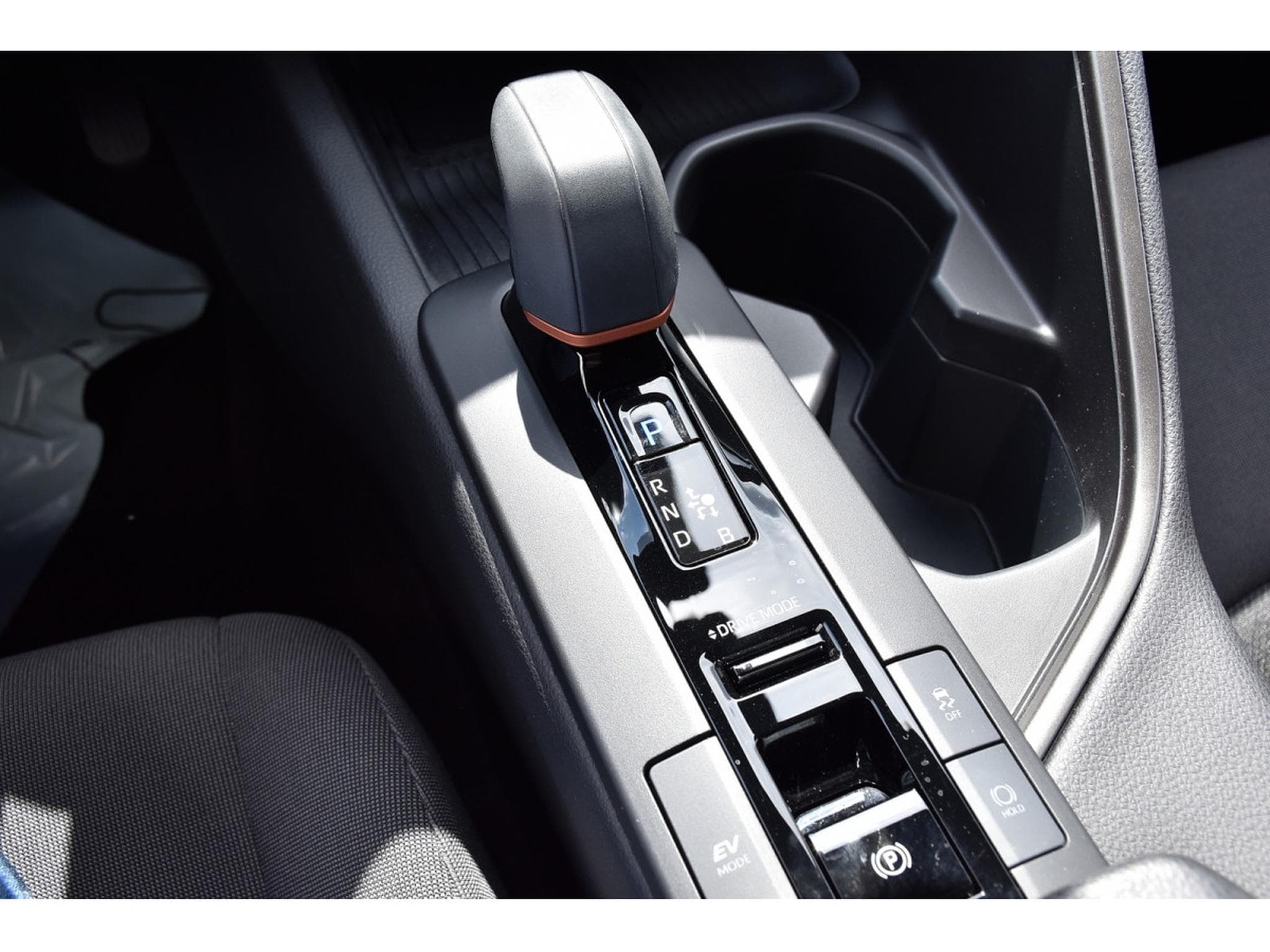 Toyota C-HR 1.8i VVT-i Hybrid Dynamic Plus ACC LANE SIDE GPS CAM 1° MAIN (2025) - Photo 17