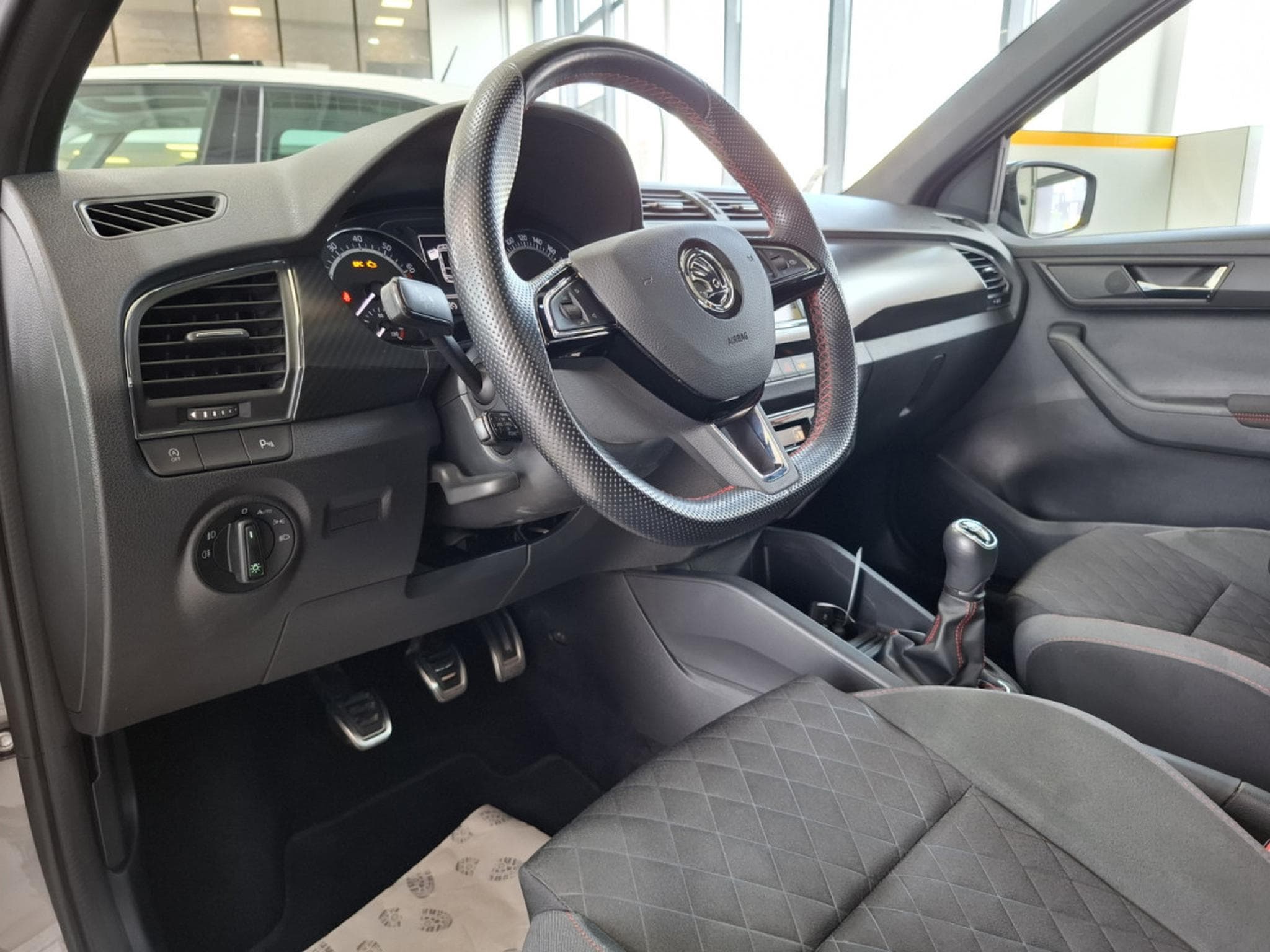 Skoda Fabia 1.0 TSI  MONTE CARLO, LED, CAMERA, PANORAMIQUE, ALU 17'',NAV (2019) - Photo 6
