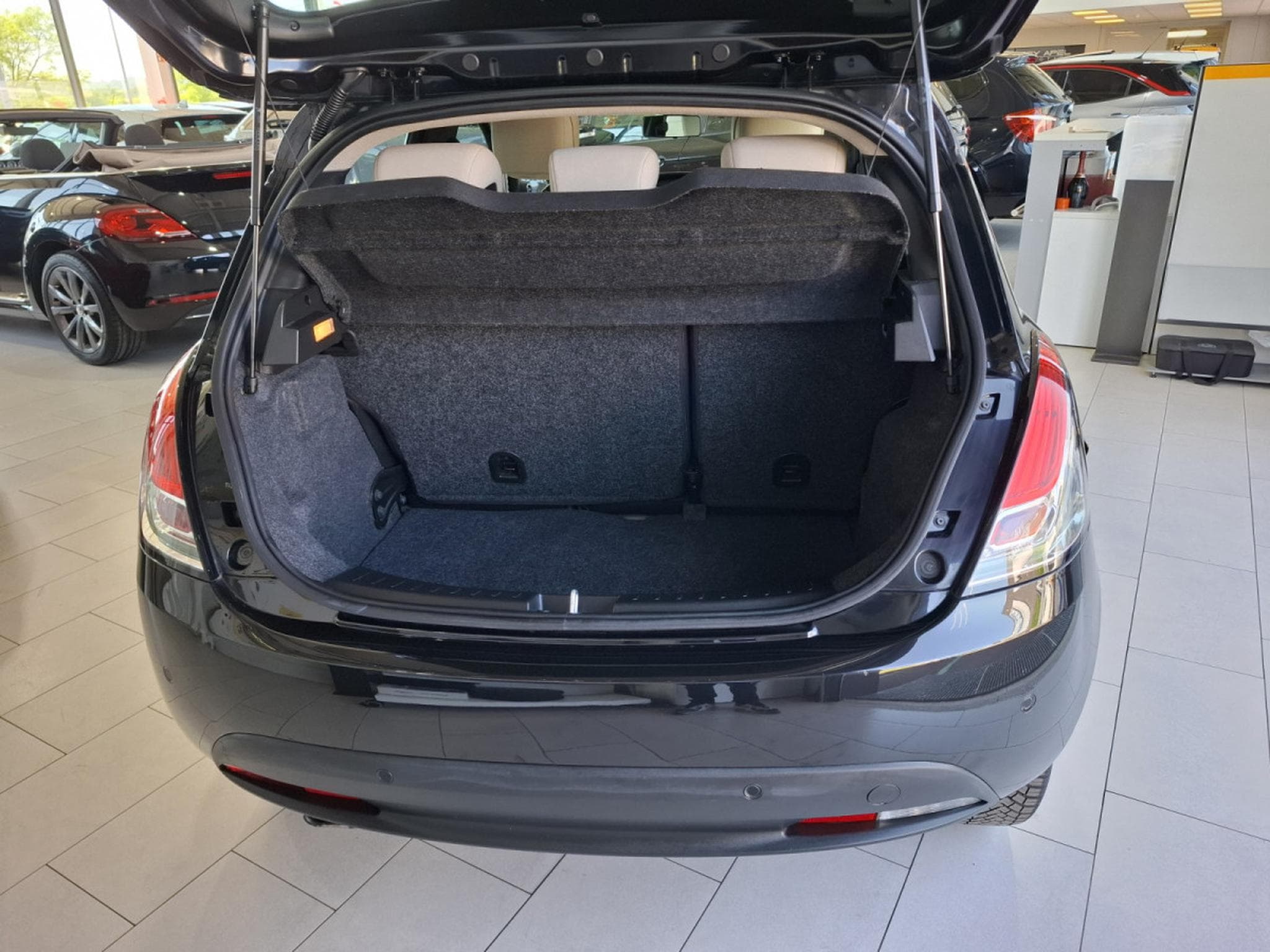 Lancia Ypsilon 1.2 1HAND, BLUETOOTH, PDC AV+ARR., (2015) - Photo 14