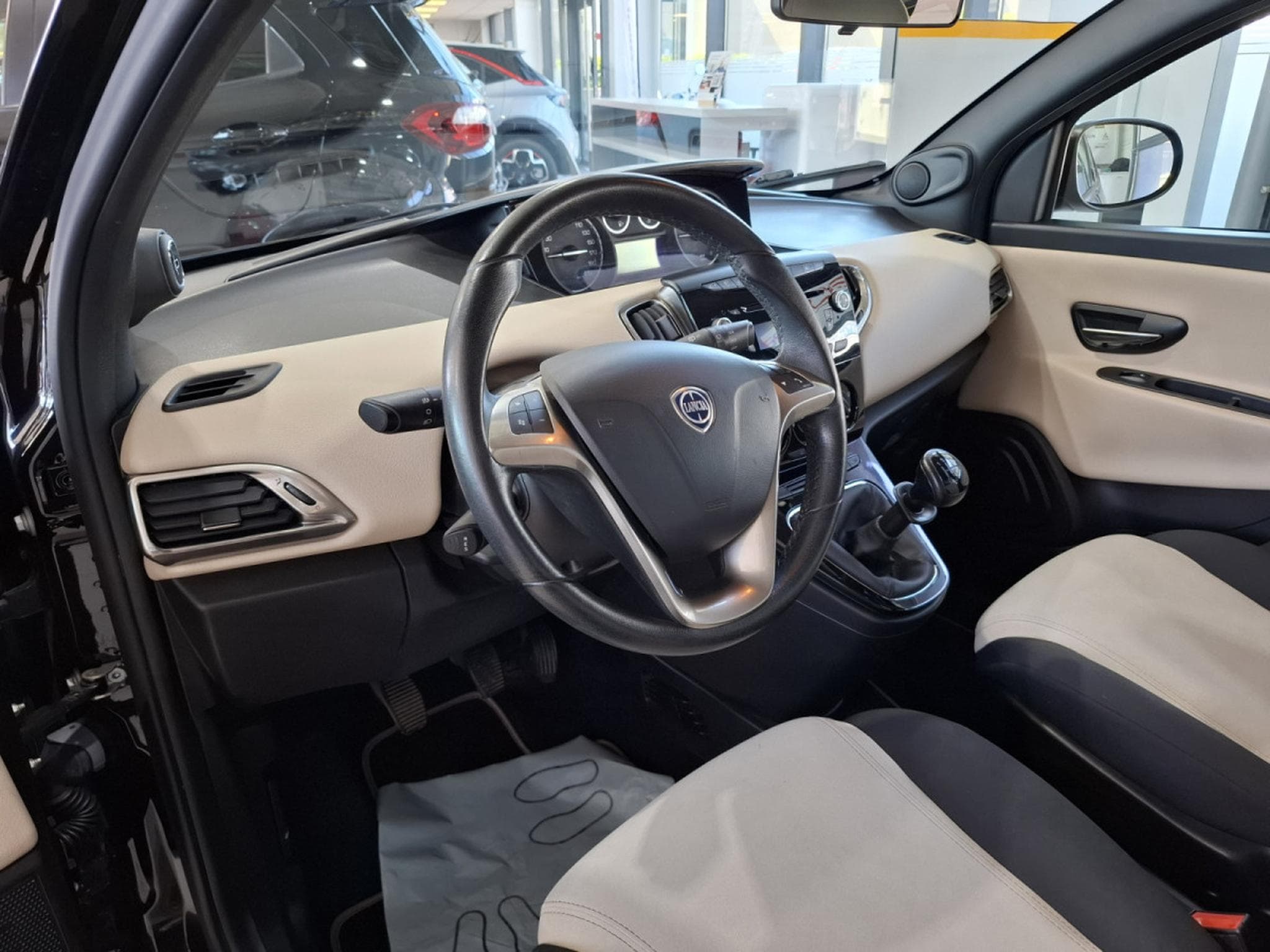 Lancia Ypsilon 1.2 1HAND, BLUETOOTH, PDC AV+ARR., (2015) - Photo 6