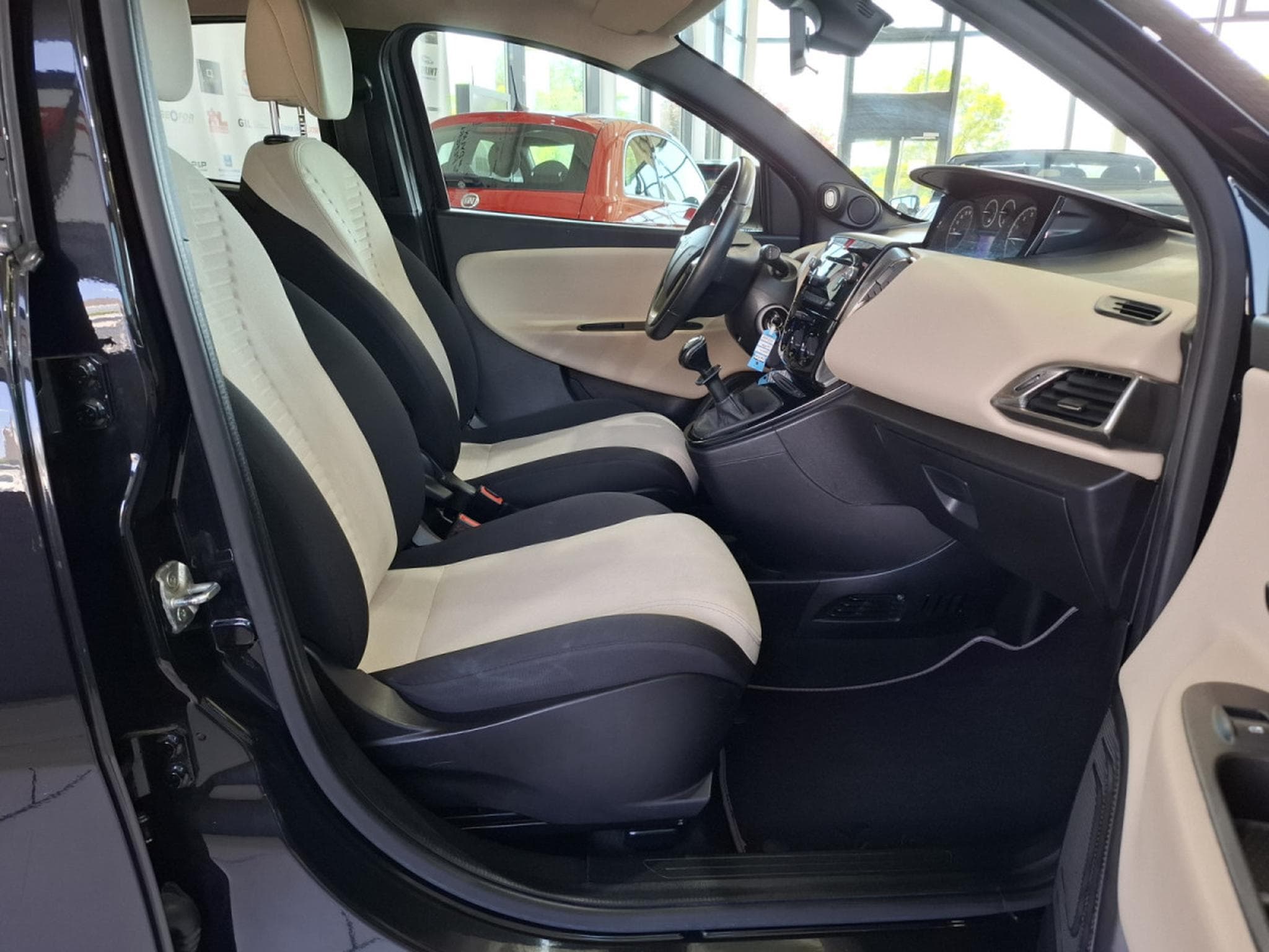Lancia Ypsilon 1.2 1HAND, BLUETOOTH, PDC AV+ARR., (2015) - Photo 8