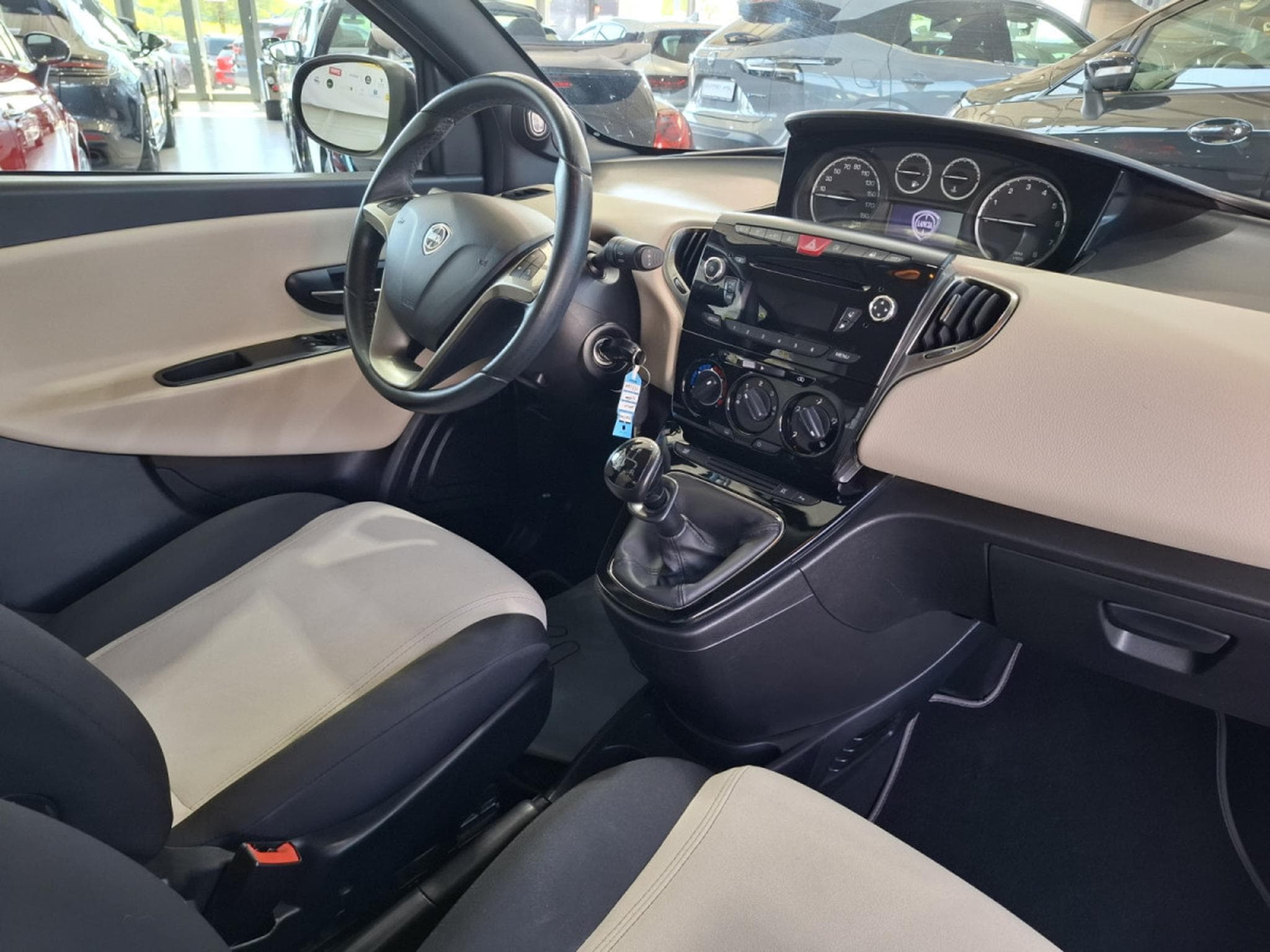 Lancia Ypsilon 1.2 1HAND, BLUETOOTH, PDC AV+ARR., (2015) - Photo 9