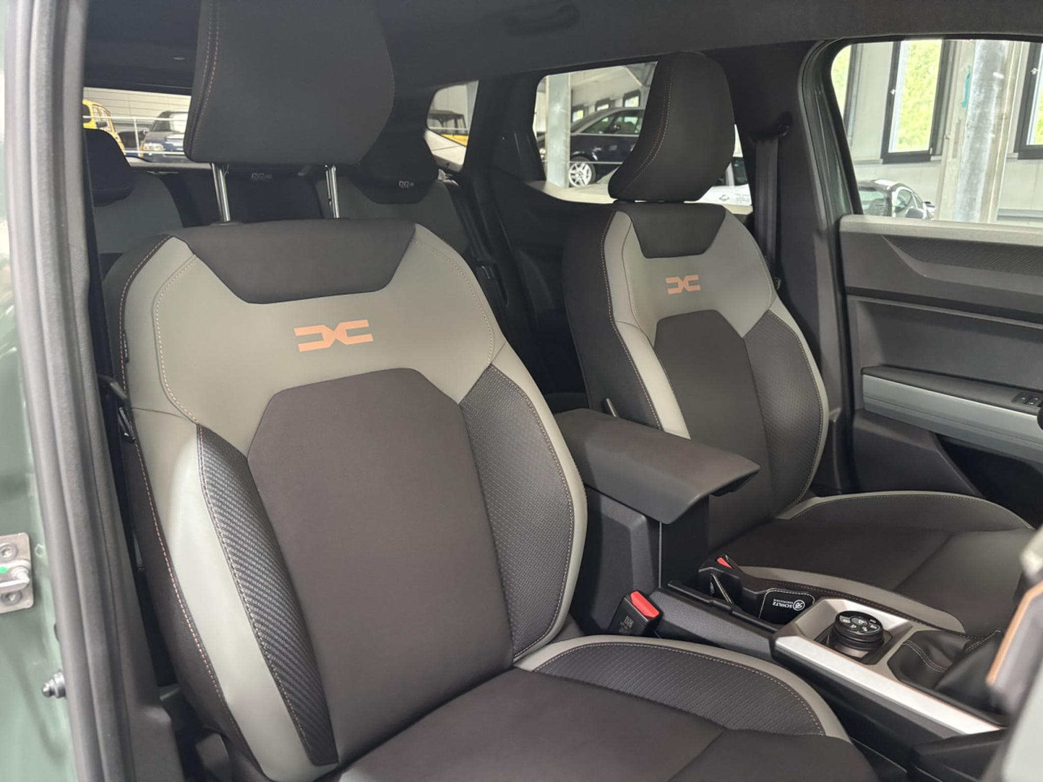 Dacia Duster 1.2 Hybrid 4WD (2025) - Photo 12
