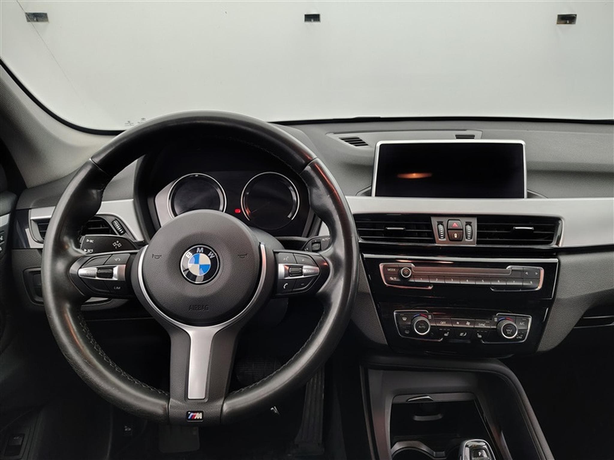 BMW X1 1.5i sDrive18 Facelift NAVI PRO/VOLANT M (2019) - Photo 9