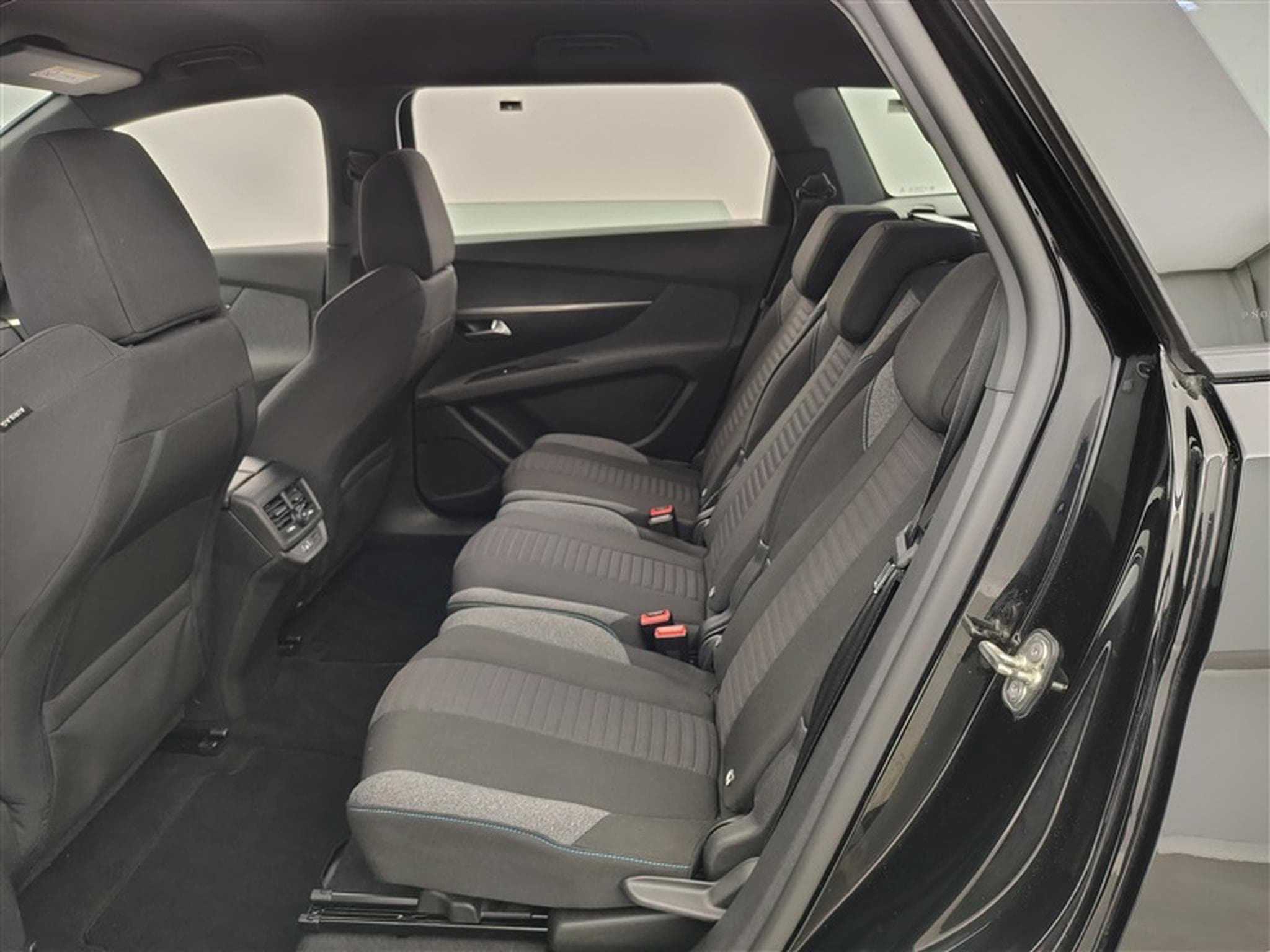Peugeot 5008 1.2 PureTech 130cv EAT8 Active Pack 7pl. NAVI / FULL LED (2023) - Photo 13