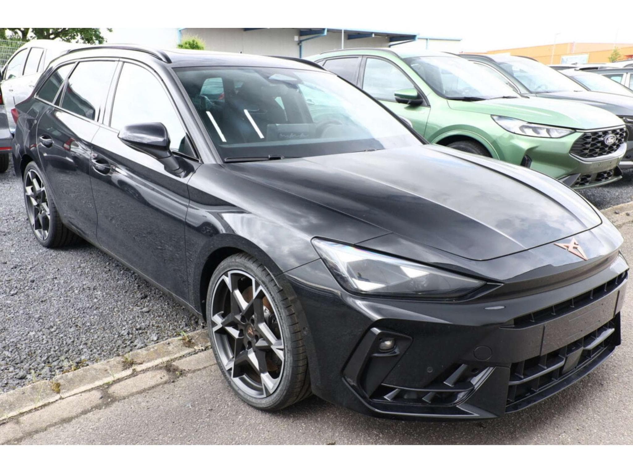 Cupra Leon Sportstourer 2.0 TSI 4Drive DSG VZ (2026) - Photo 2