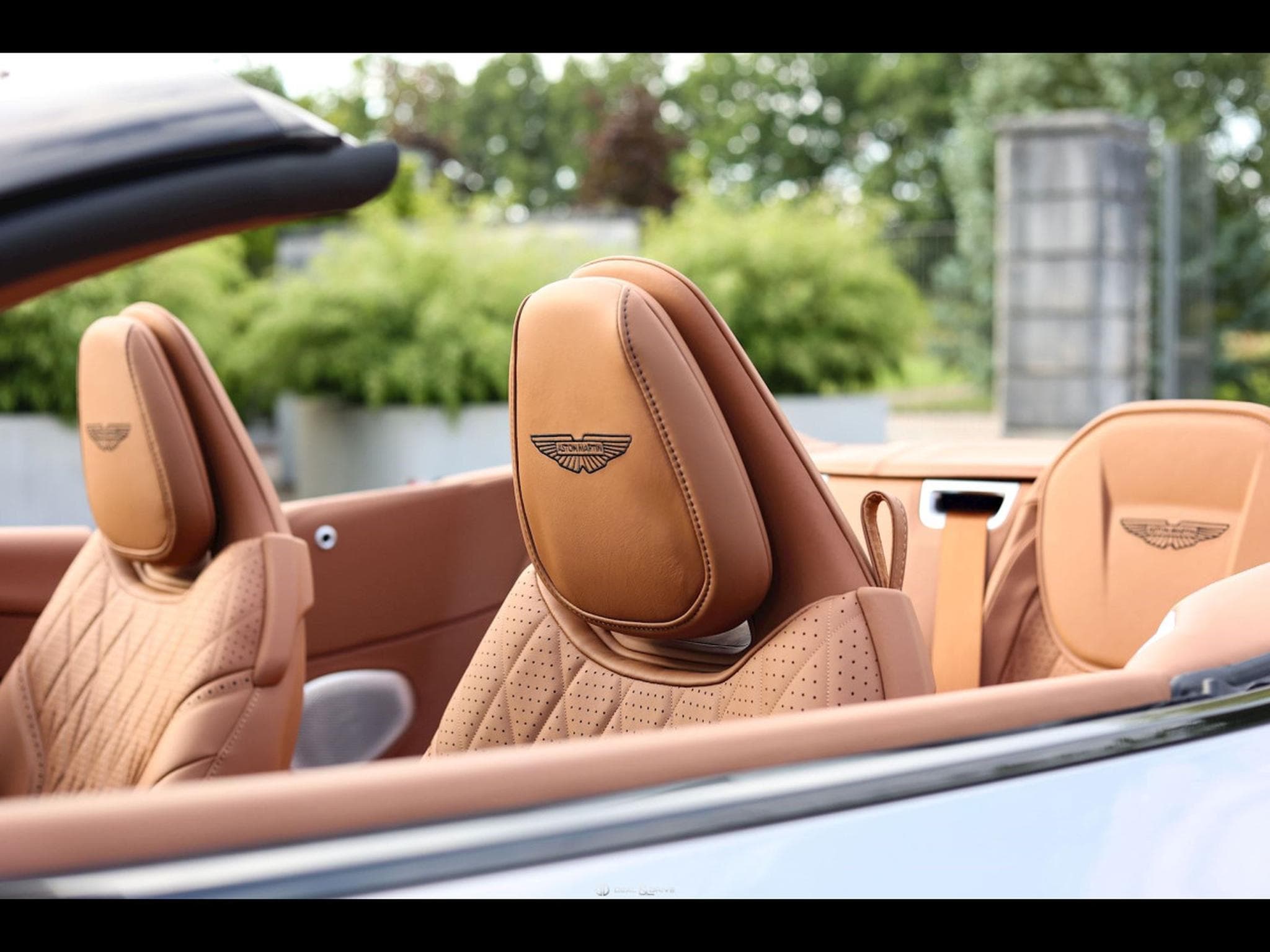 Aston-Martin DB12 VOLANTE 4.0 V8 680 CH - SPIRIT SILVER METALLIC - FULL PPF (2024) - Photo 12