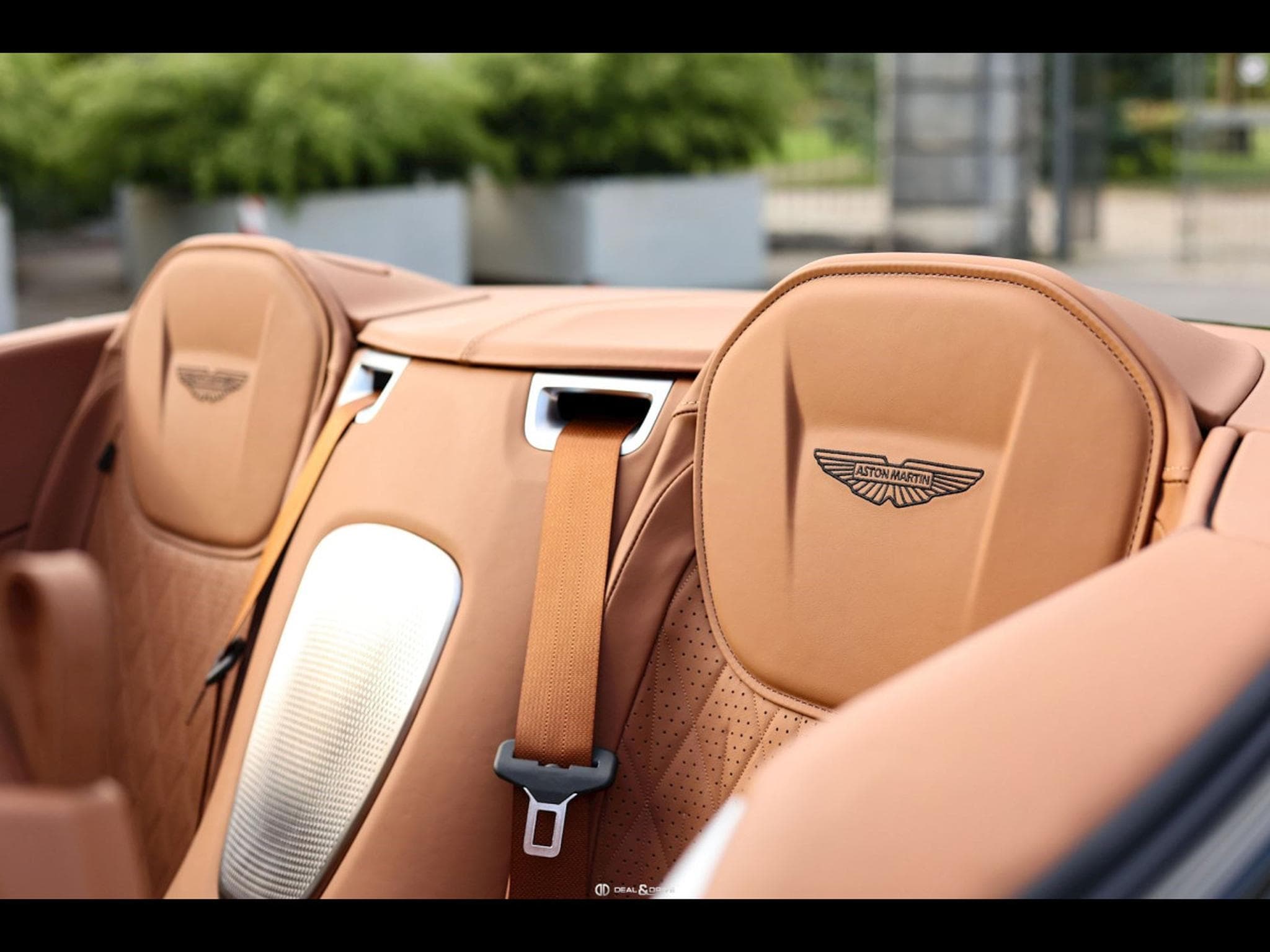 Aston-Martin DB12 VOLANTE 4.0 V8 680 CH - SPIRIT SILVER METALLIC - FULL PPF (2024) - Photo 17