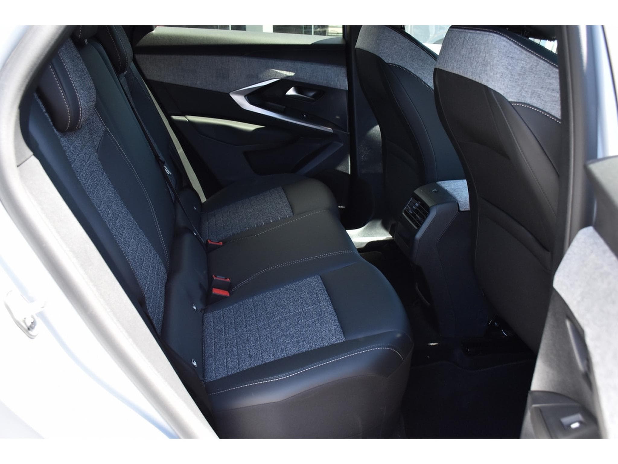 Peugeot 3008 1.2 Hybrid 145 e-DCS6 Allure ACC CAM 360 1° MAIN (2025) - Photo 8