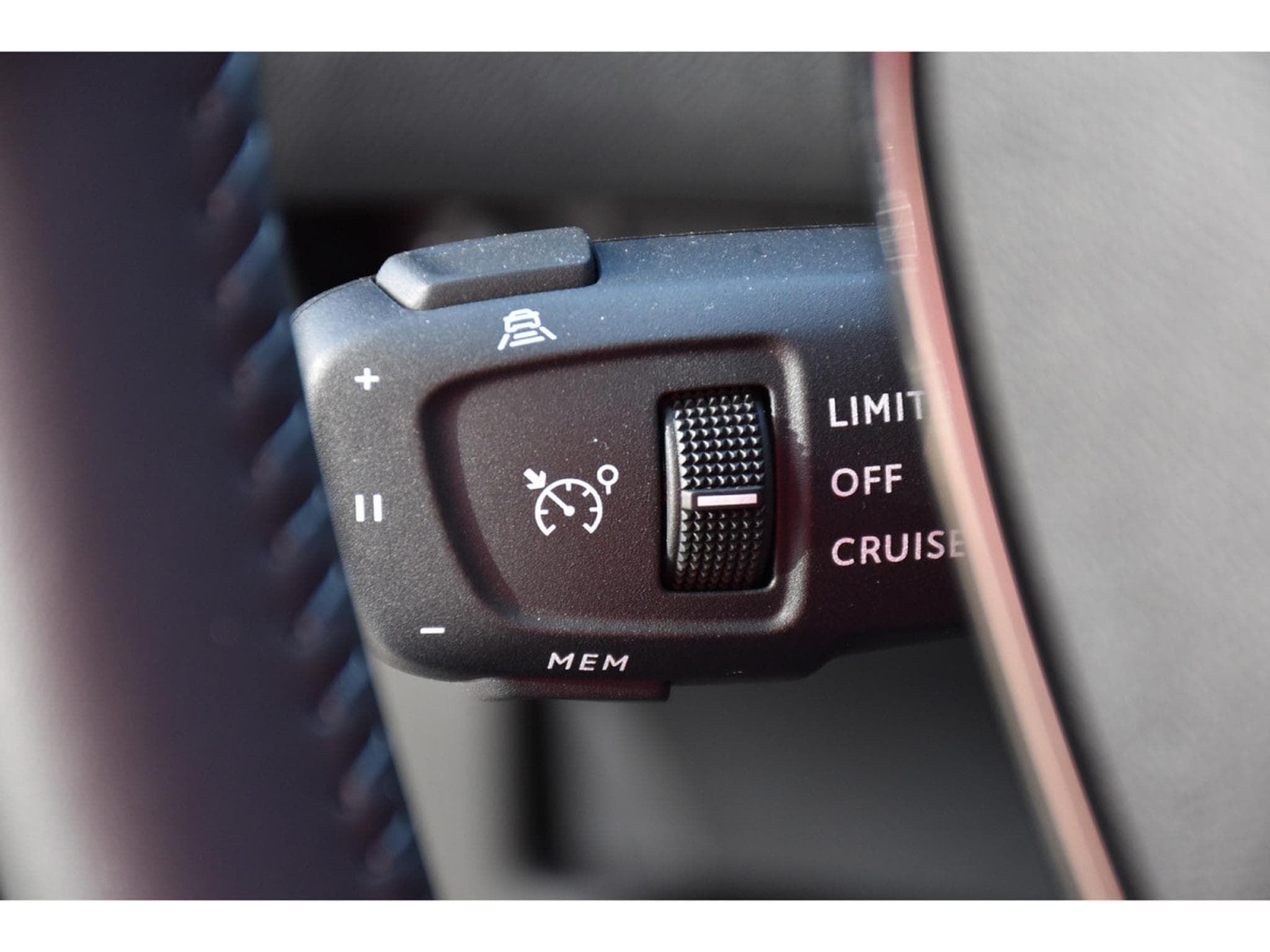 Peugeot 2008 1.2 PureTech Allure ACC GPS LANE SIDE REGUL CAM 360 1° MAIN (2025) - Photo 22