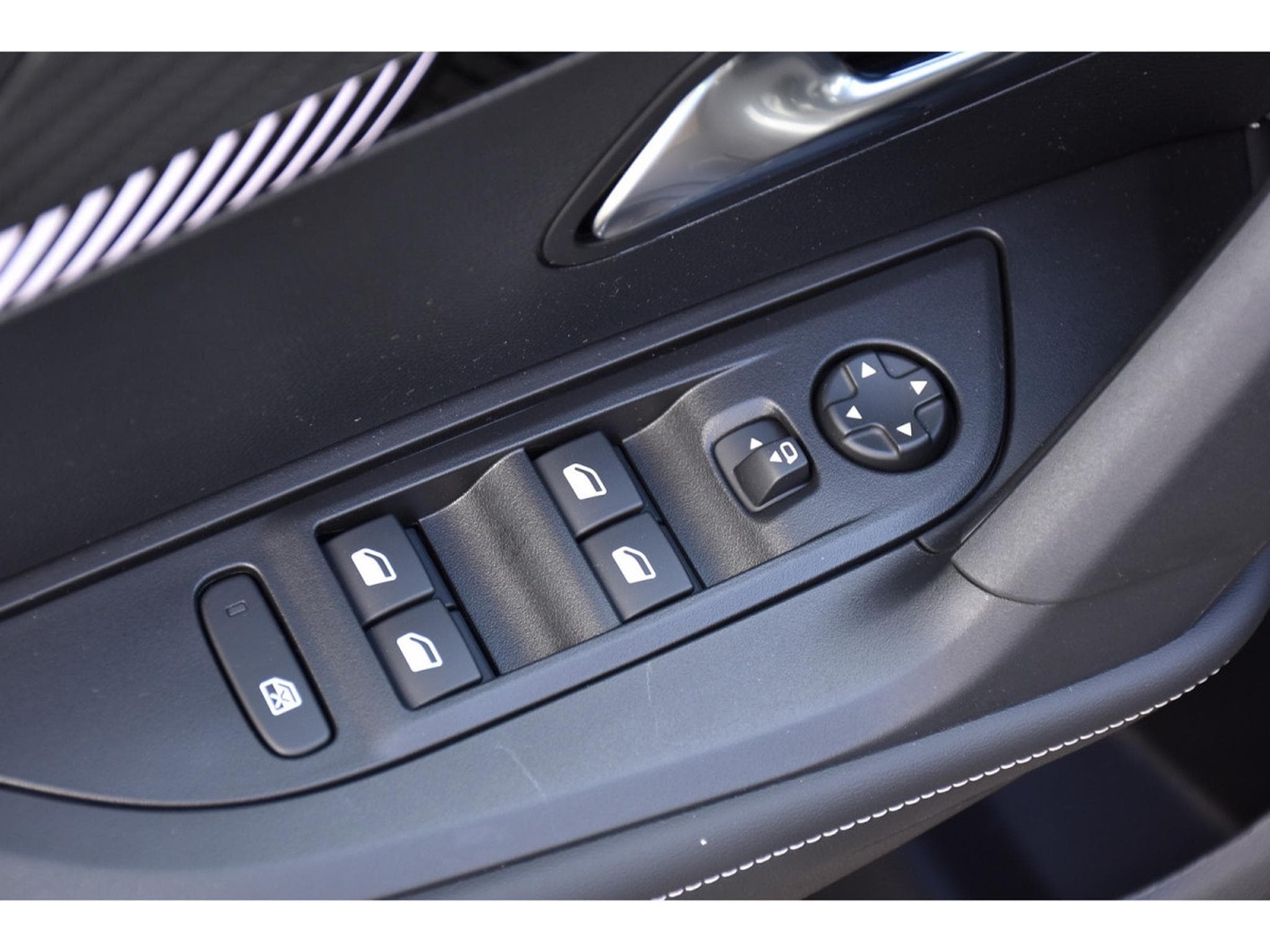 Peugeot 2008 1.2 PureTech Allure ACC GPS LANE SIDE REGUL CAM 360 1° MAIN (2025) - Photo 24