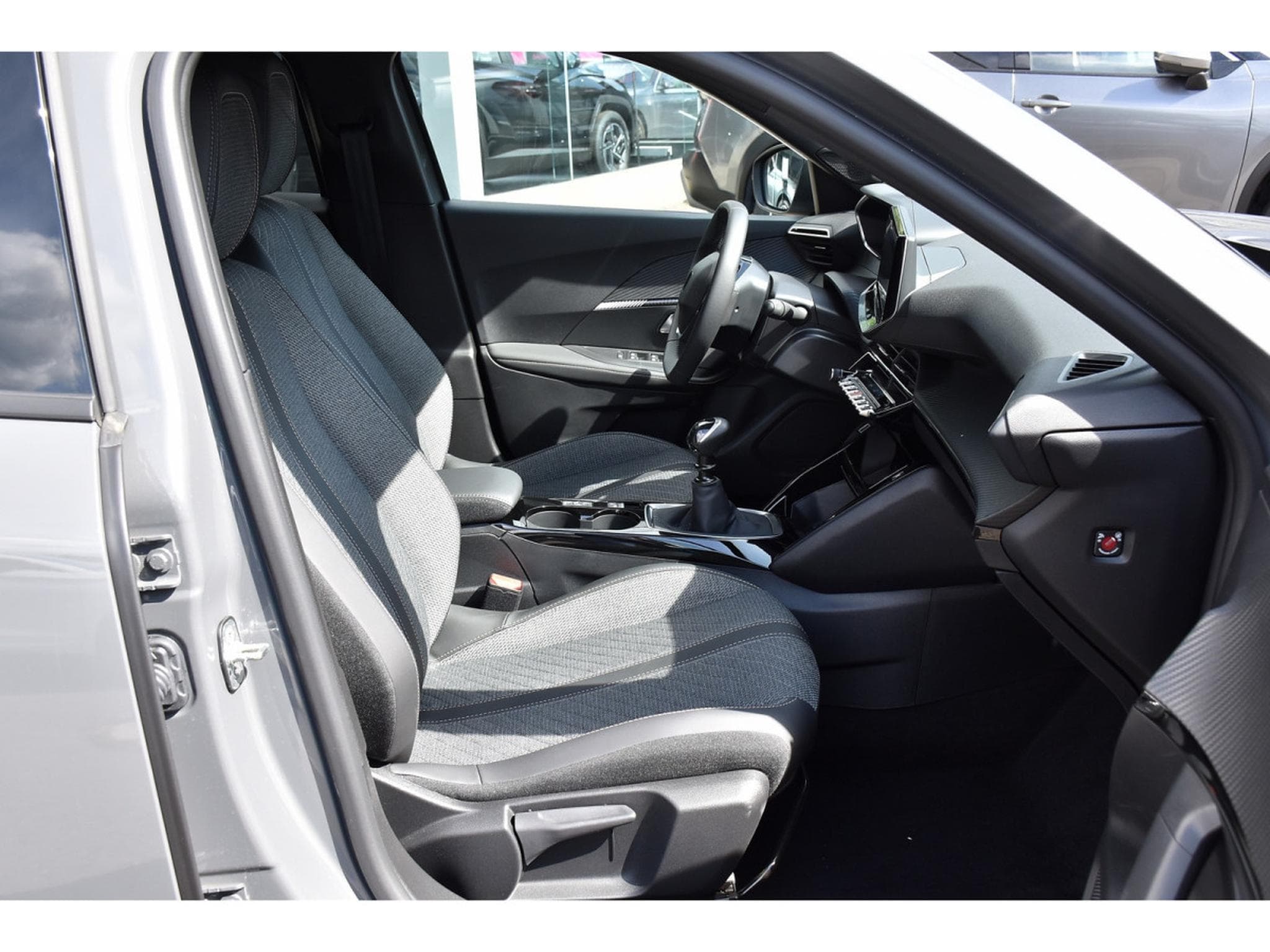 Peugeot 2008 1.2 PureTech Allure ACC GPS LANE SIDE REGUL CAM 360 1° MAIN (2025) - Photo 7