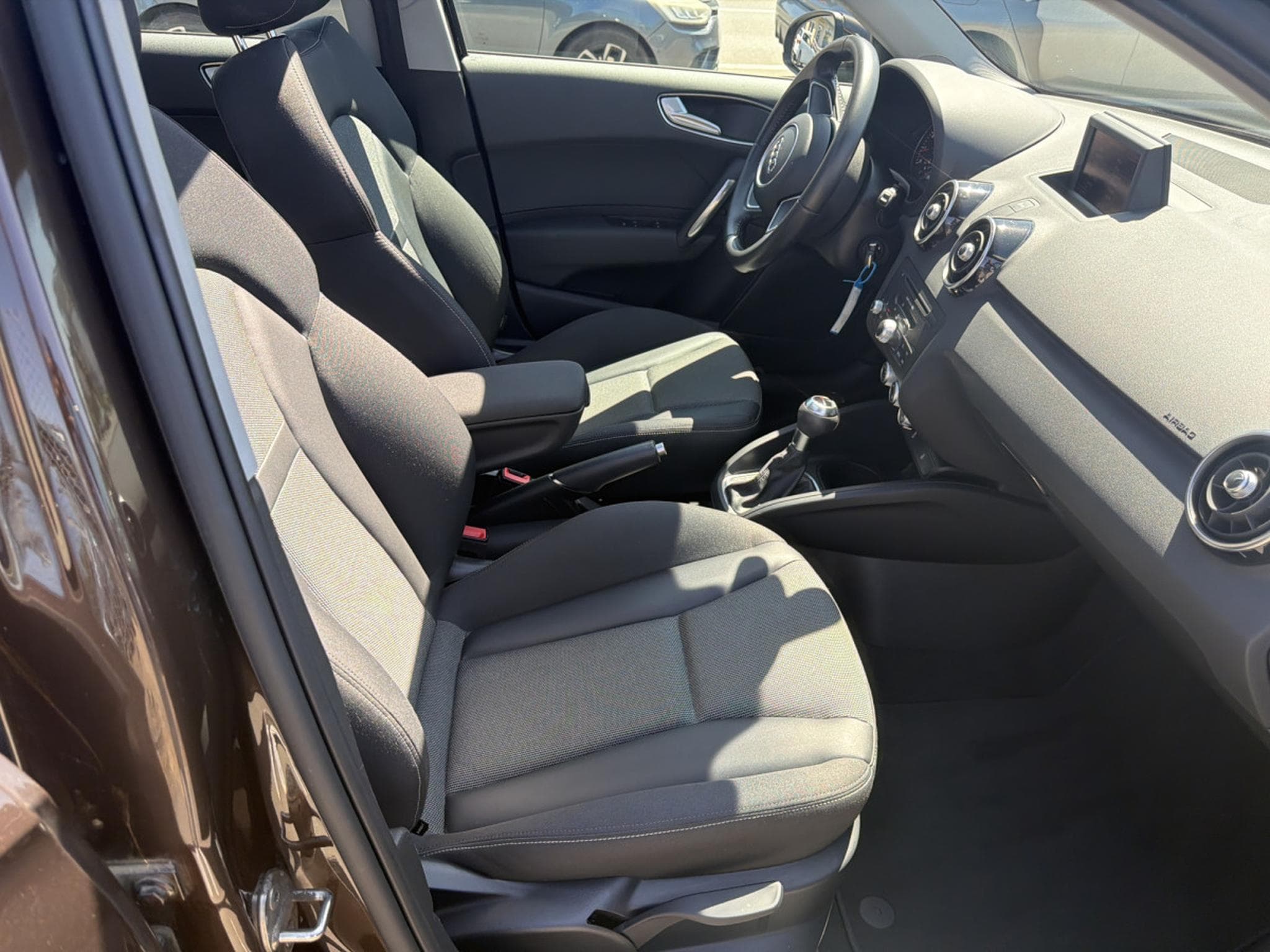 Audi A1 1.4 TFSI 122CV STRONIC (2012) - Photo 9