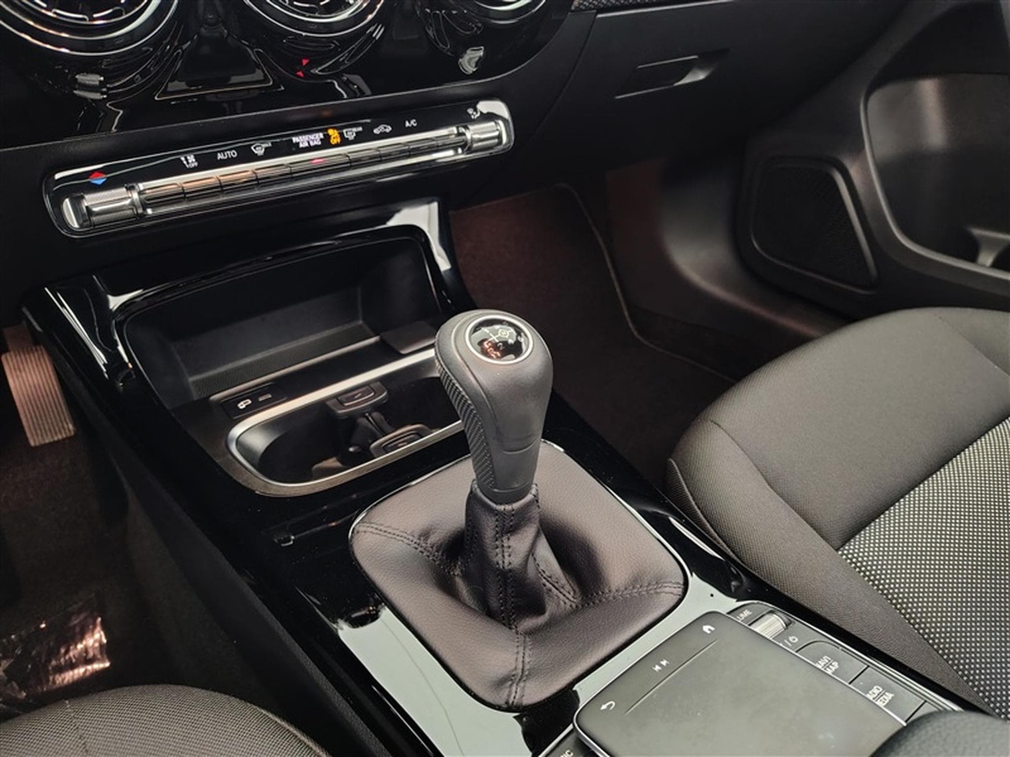 Mercedes A 180 A 180  Business solution NAVI/FULL LED/TO PANO/JA (2022) - Photo 11