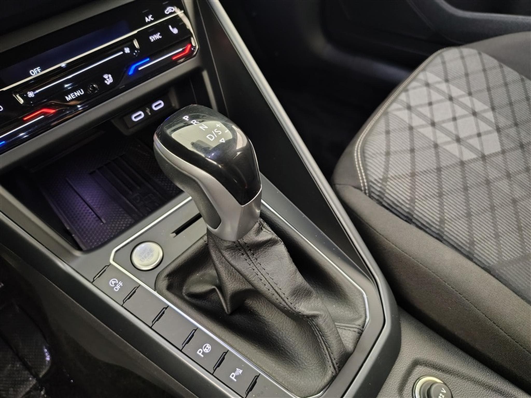 VW Taigo 1.0 TSI 115cv DSG R-Line NAVI / CARPLAY / TO PANO (2025) - Photo 12