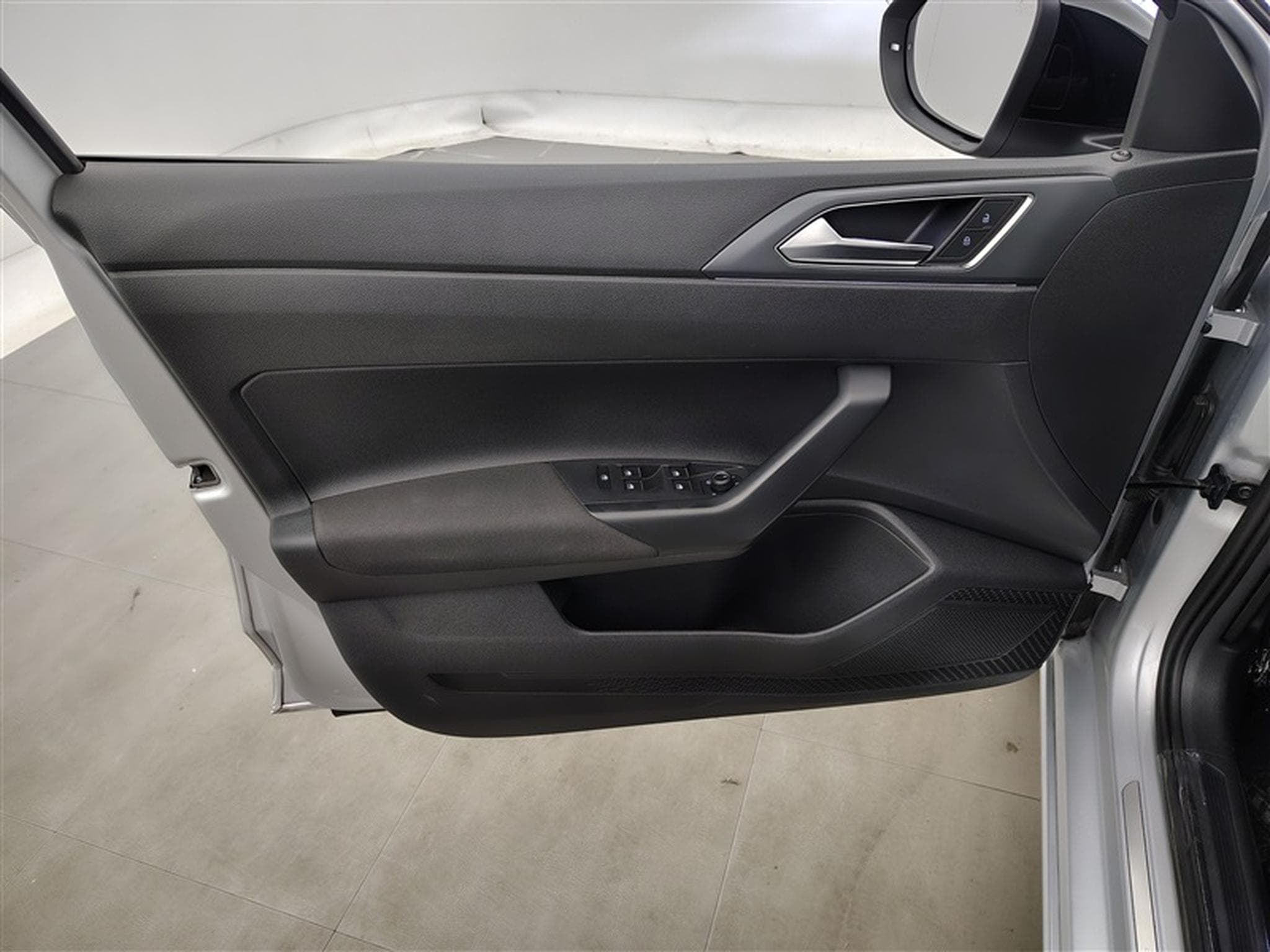 VW Taigo 1.0 TSI 115cv DSG R-Line NAVI / CARPLAY / TO PANO (2025) - Photo 17