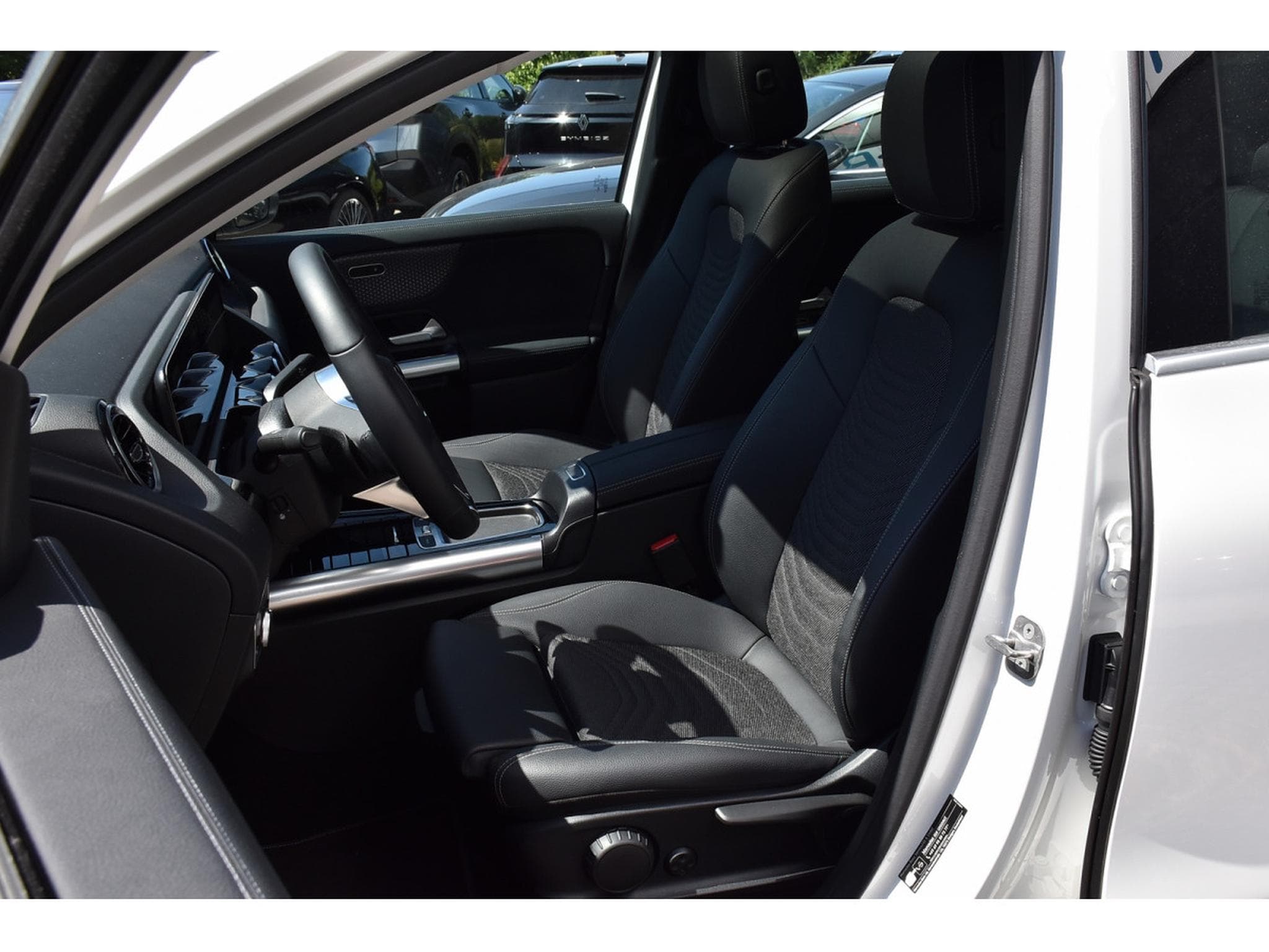 Mercedes GLA 200 CDI Progressive 8G-Tronic PANO CHFF ADD LANE GPS CAM 1° MAIN (2024) - Photo 6