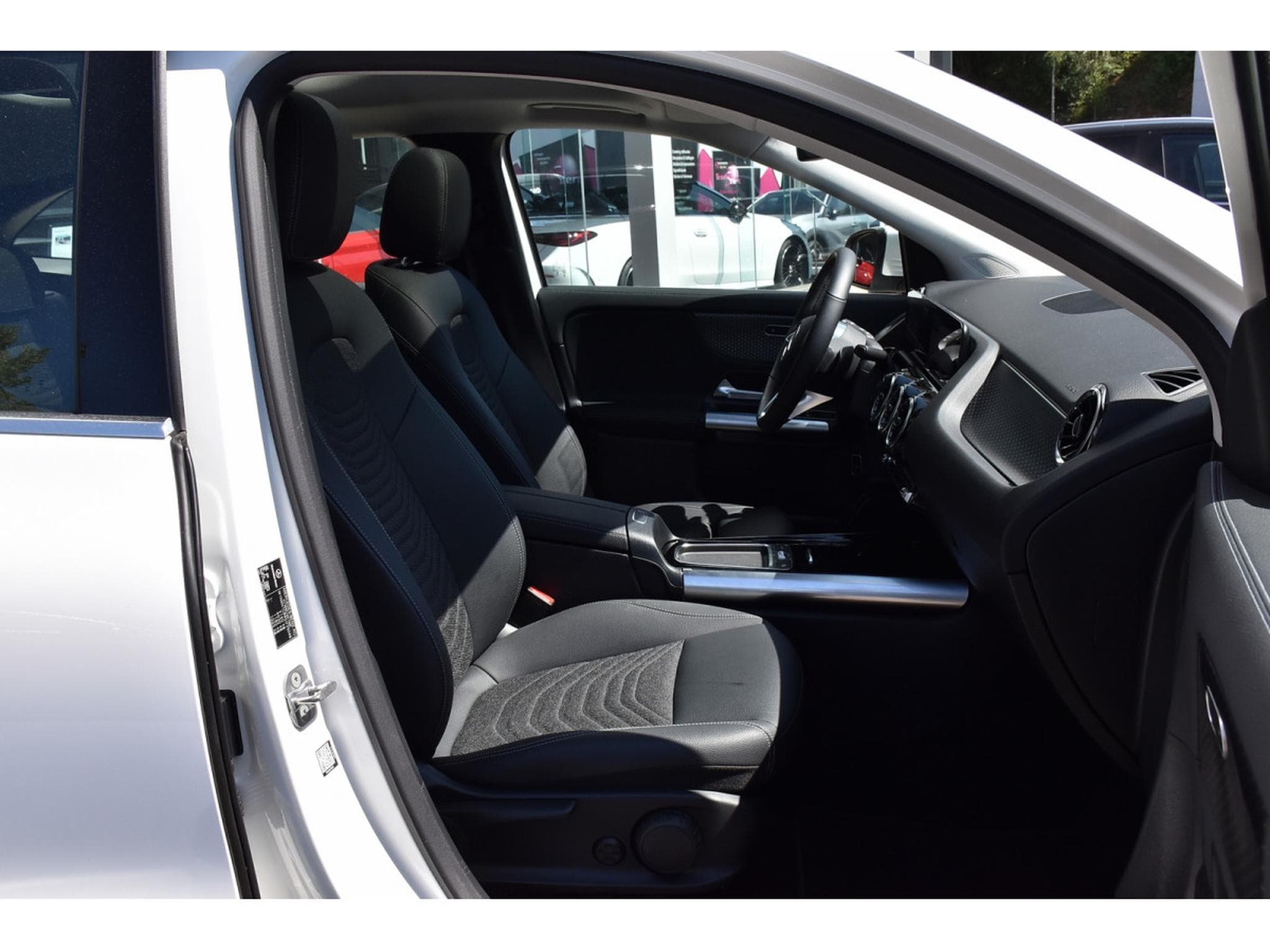 Mercedes GLA 200 CDI Progressive 8G-Tronic PANO CHFF ADD LANE GPS CAM 1° MAIN (2024) - Photo 7