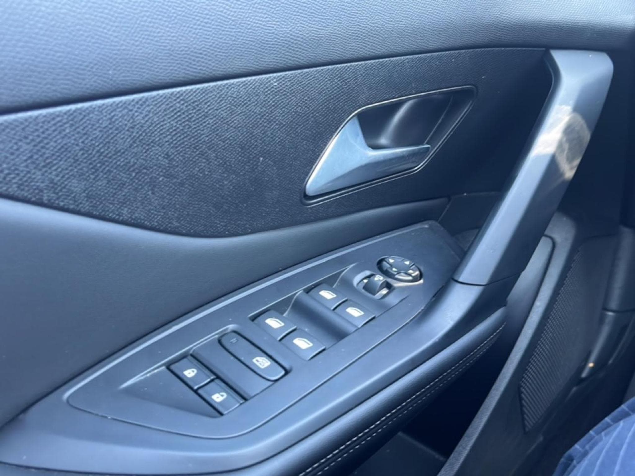 Peugeot 308 1.5 BLUEHDI 130 ALLURE EAT8 (2025) - Photo 11