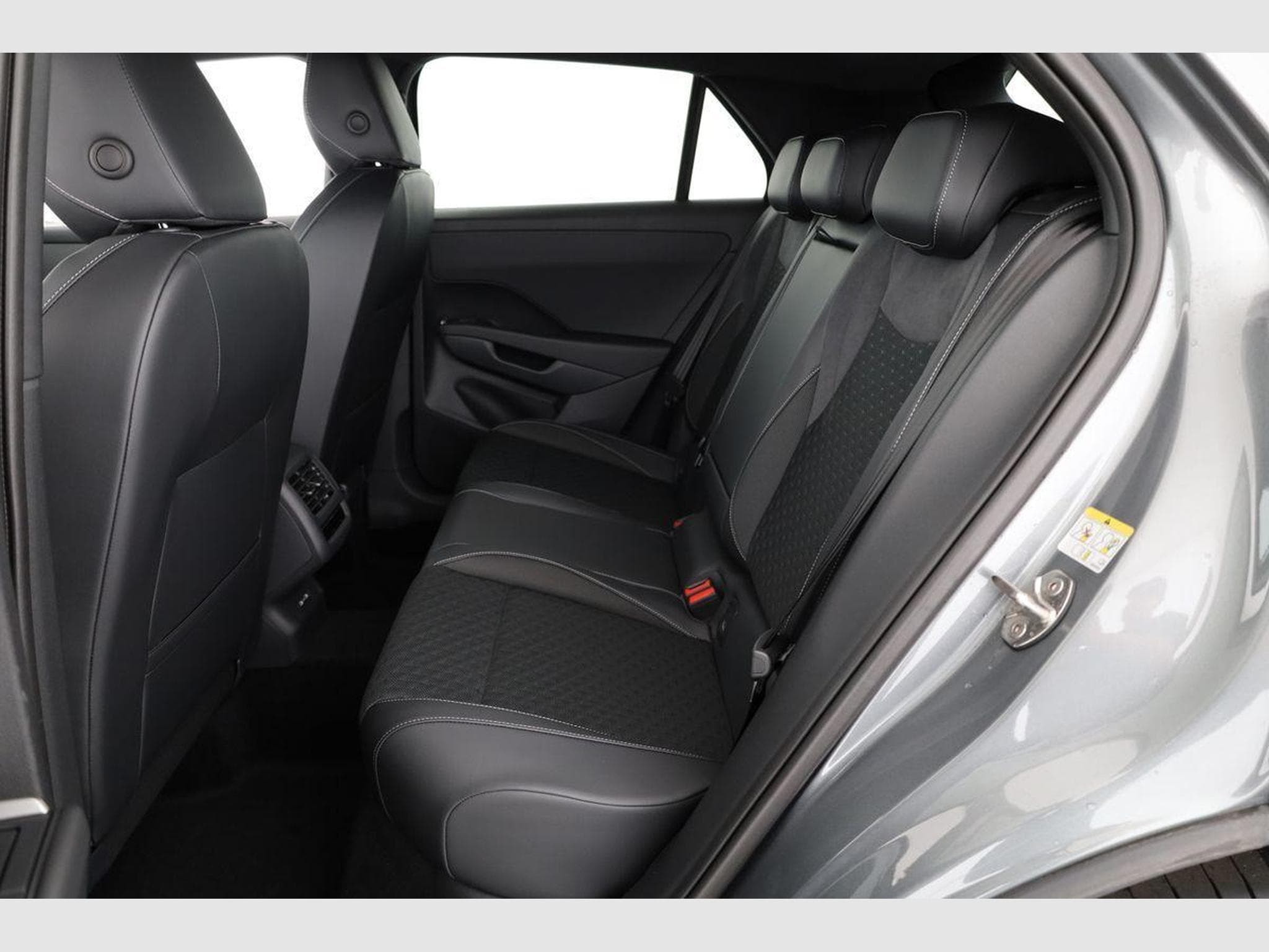 VW T-Roc 1.5 eTSI 110 kW R-Line (2026) - Photo 10
