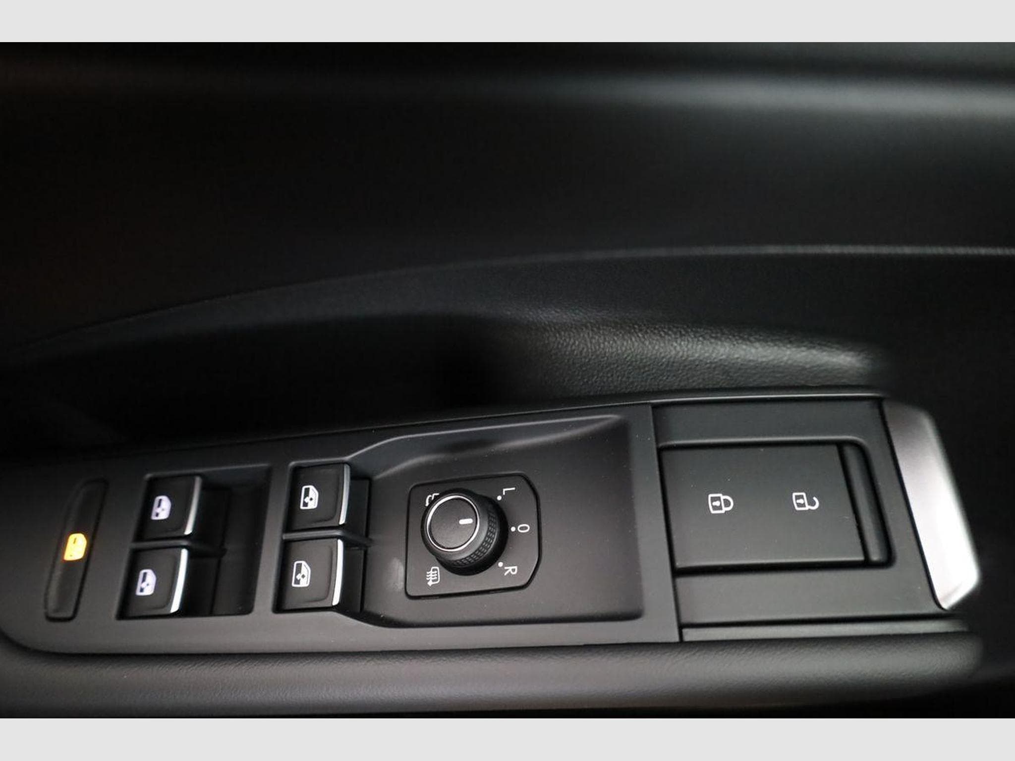 VW T-Roc 1.5 eTSI 110 kW R-Line (2026) - Photo 7