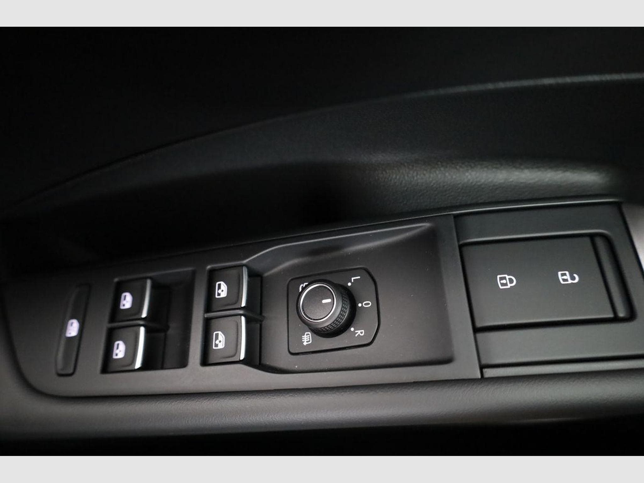 VW T-Roc 1.5 eTSI 110 kW R-Line (2026) - Photo 7