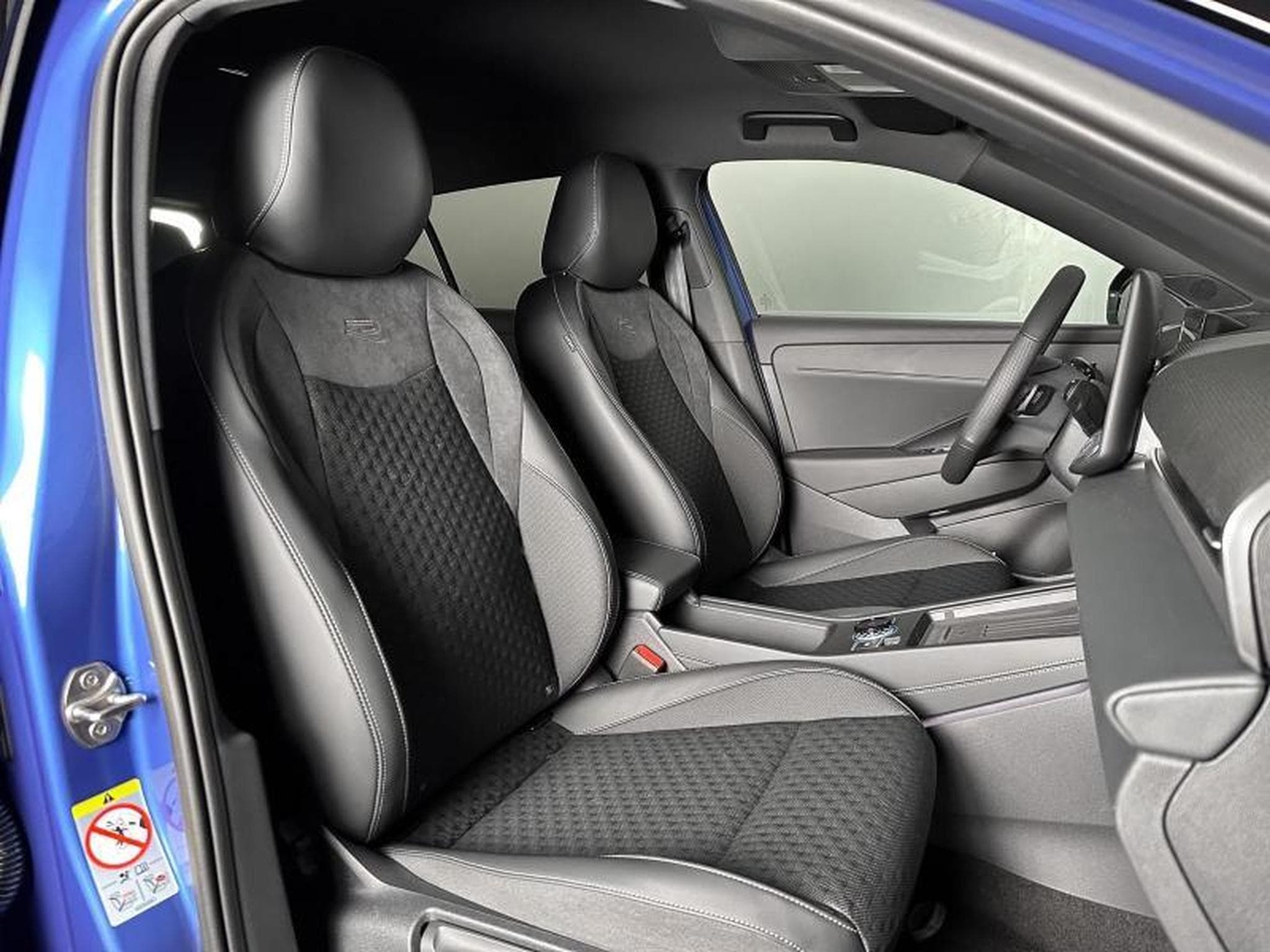 VW T-Roc R-Line 1.5 eTSI 150 DSG (2026) - Photo 8