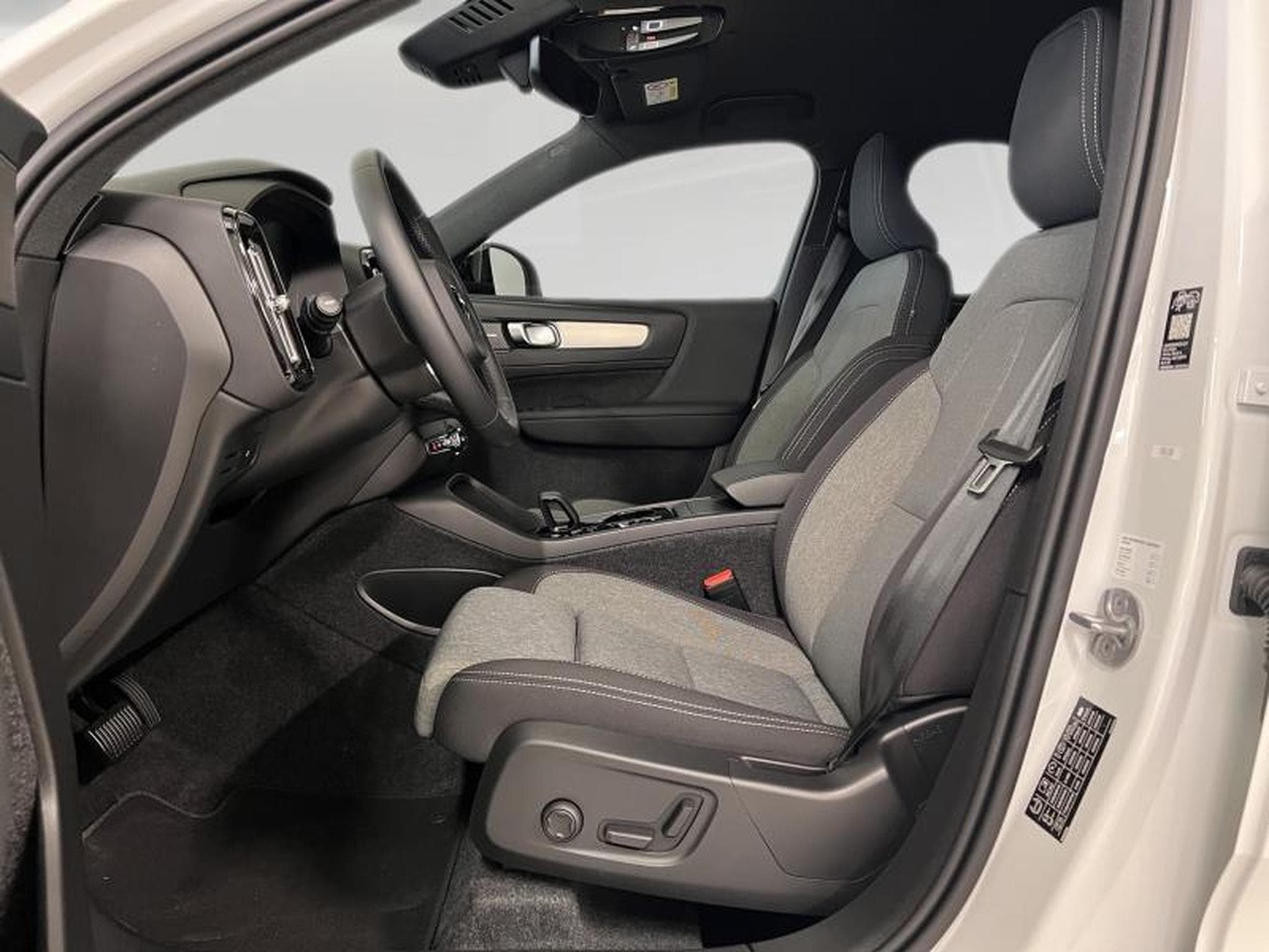 Volvo XC40 Plus Dark (2025) - Photo 10