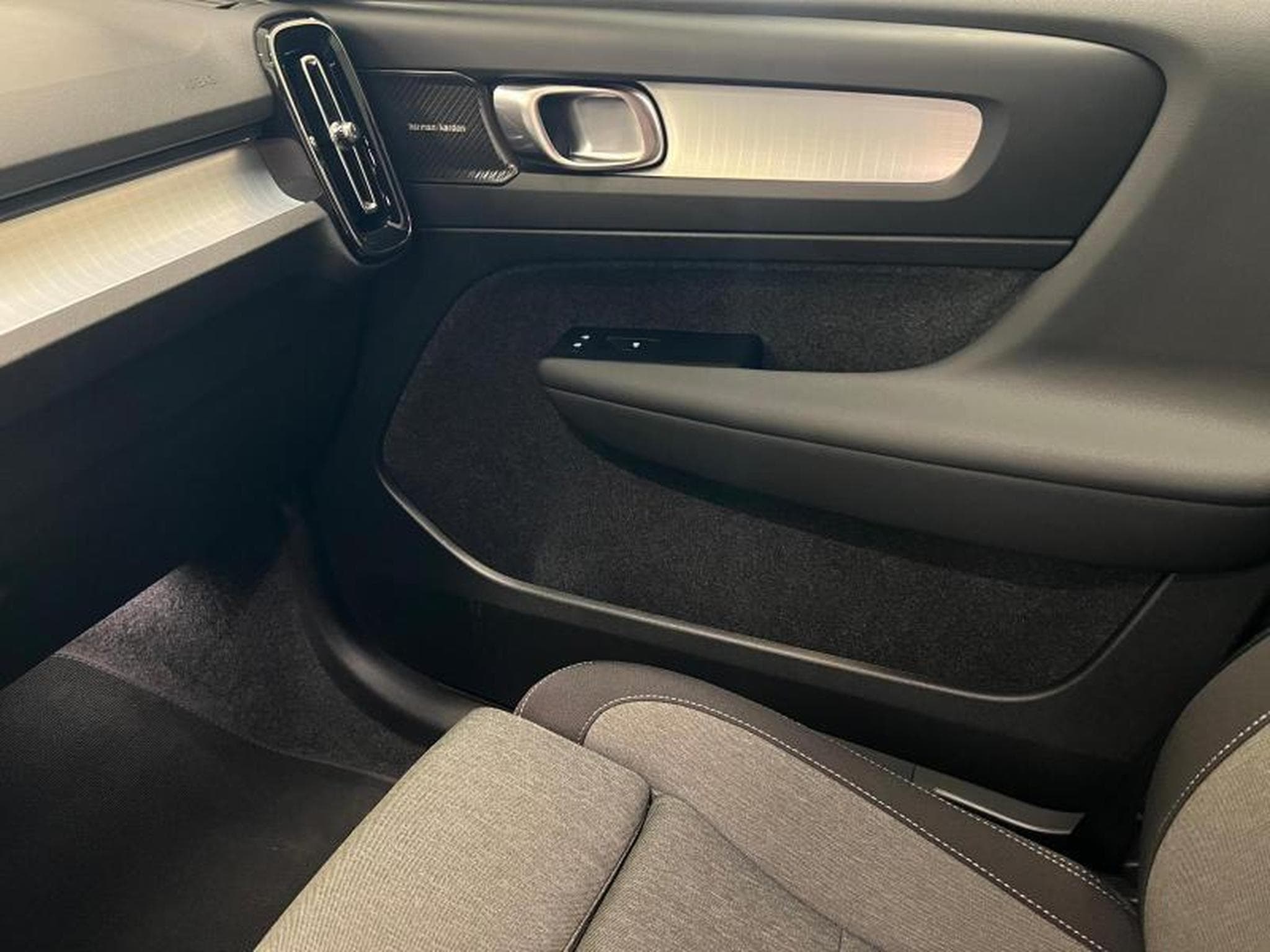 Volvo XC40 Plus Dark (2025) - Photo 12