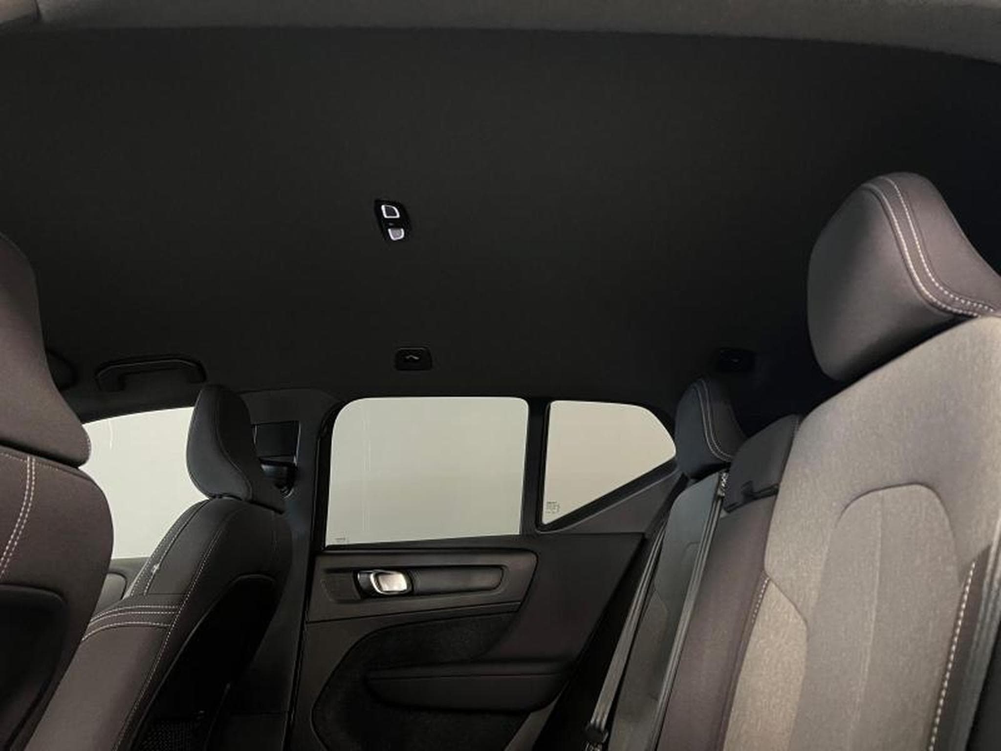 Volvo XC40 Plus Dark (2025) - Photo 13