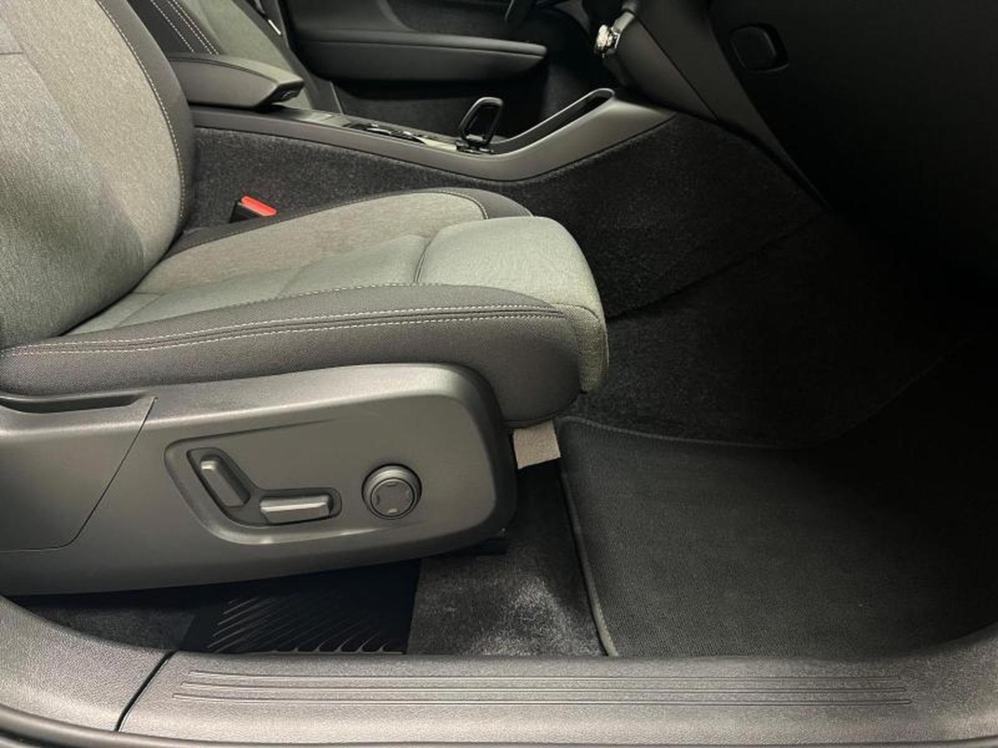 Volvo XC40 Plus Dark (2025) - Photo 16