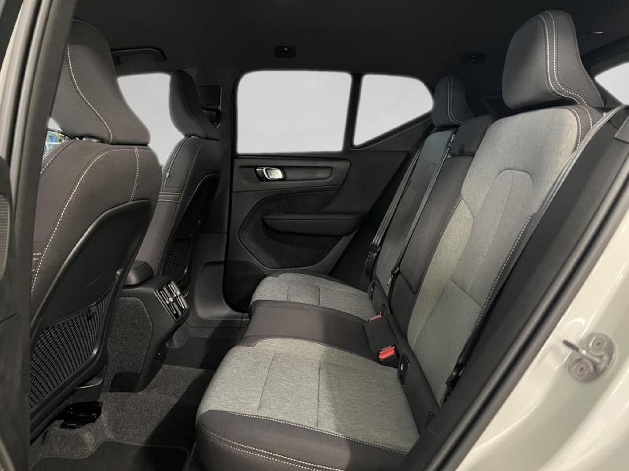 Volvo XC40 Plus Dark (2025) - Photo 17