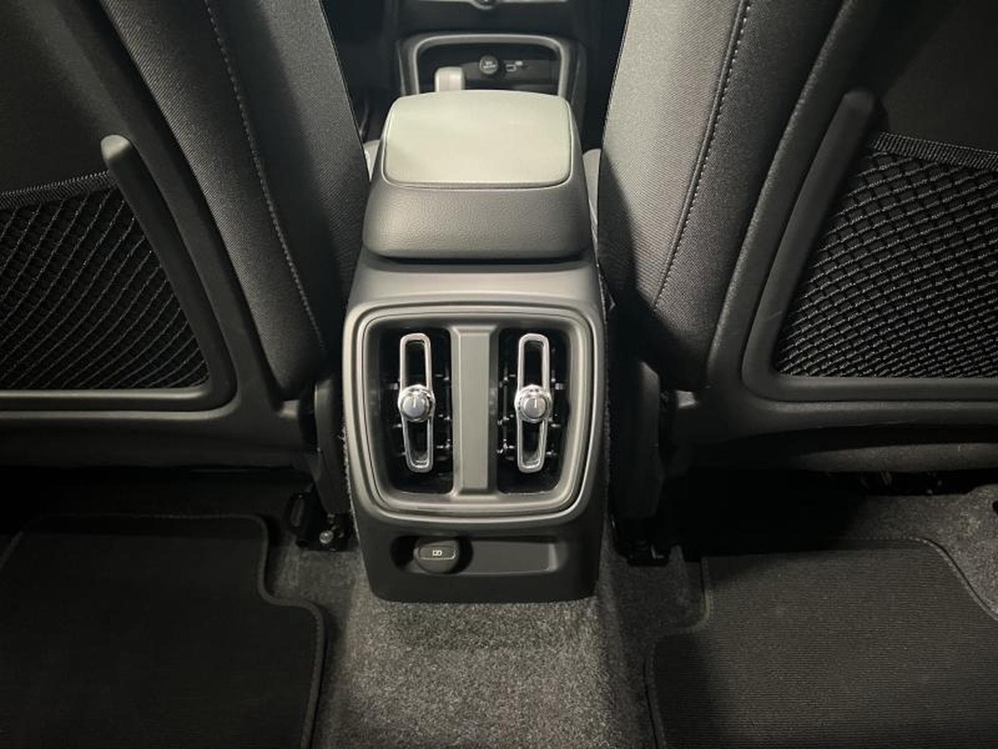 Volvo XC40 Plus Dark (2025) - Photo 18