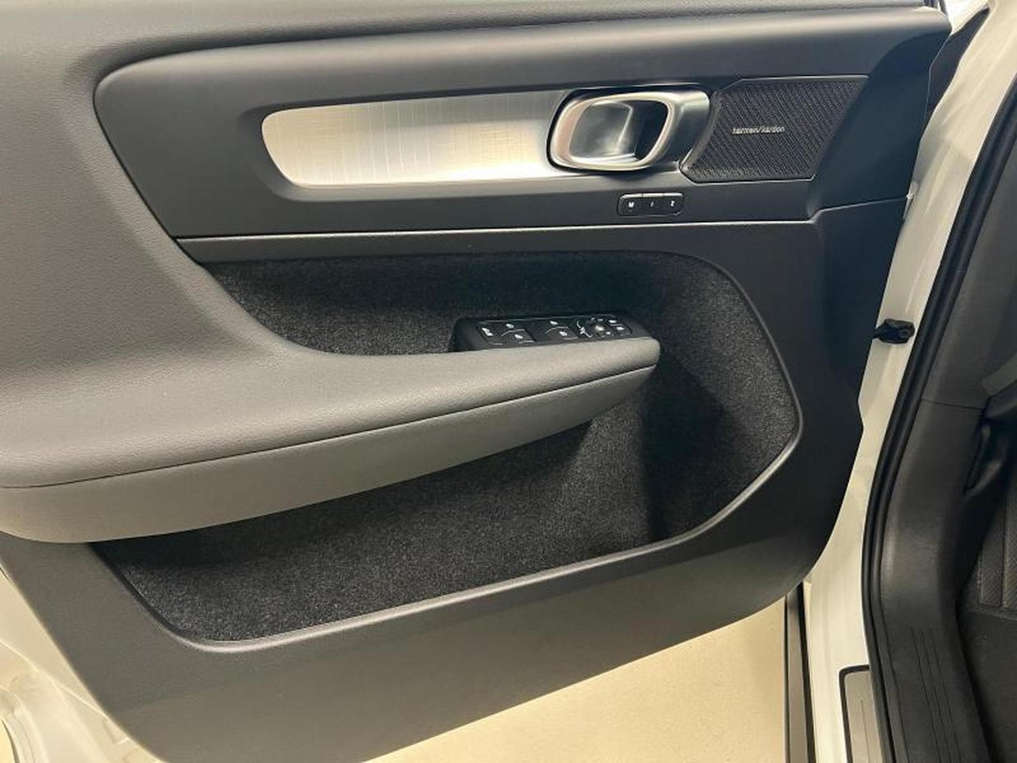 Volvo XC40 Plus Dark (2025) - Photo 19