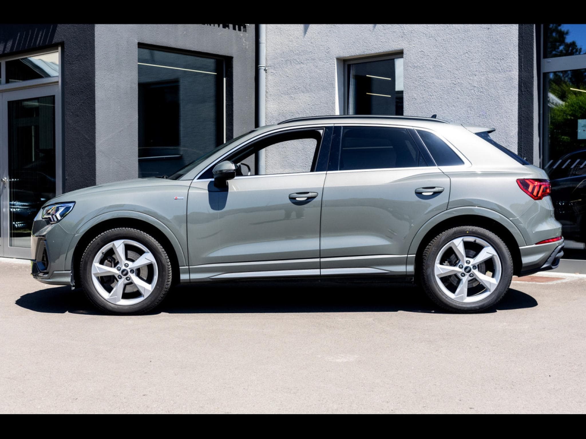 Audi Q3 45 2.0 TFSI (245 CH) QUATTRO S-TRONIC S-LINE – CHRONOS GREY (2021) - Photo 2