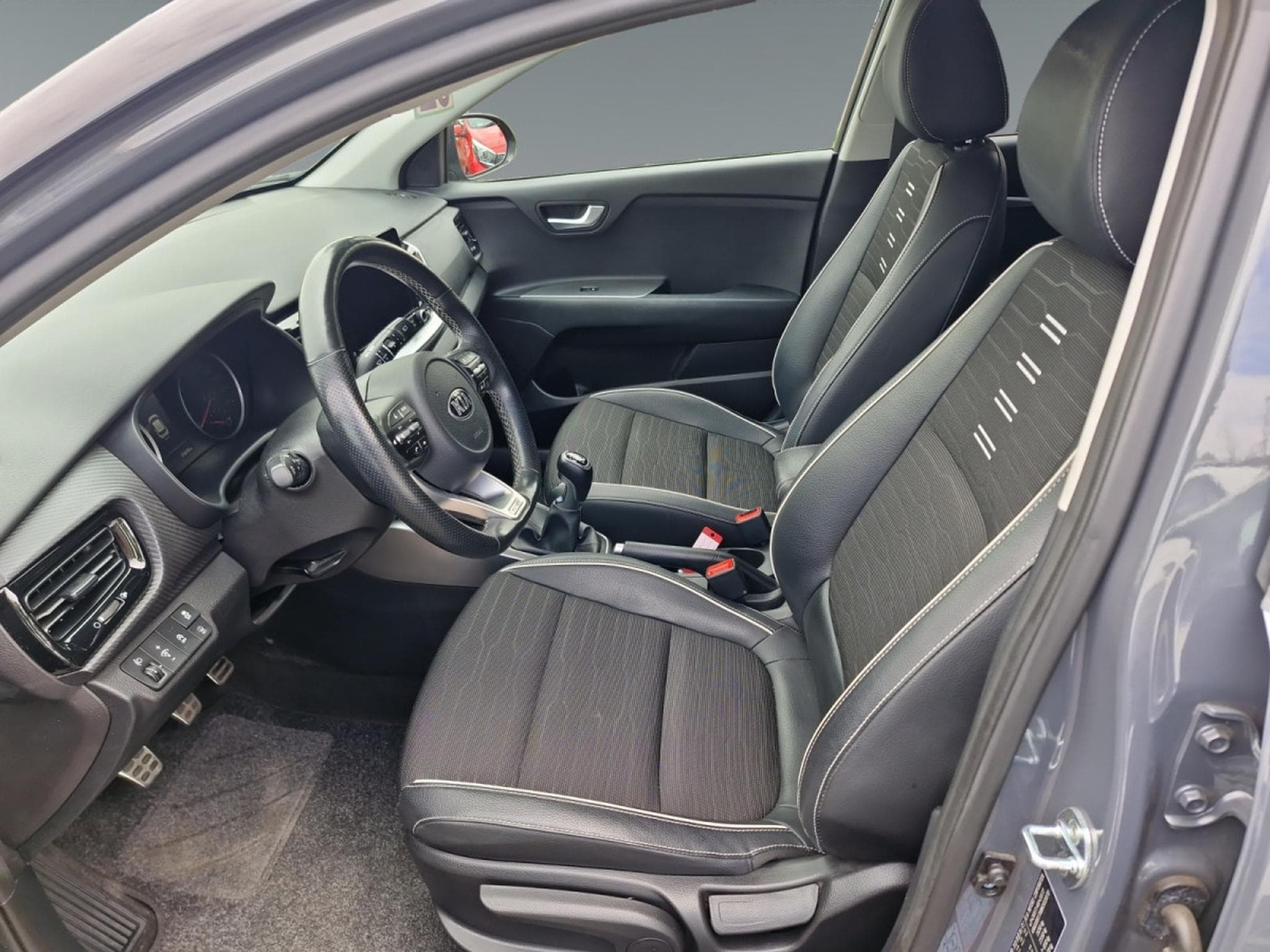 Kia Stonic GT Line1.0T ISG (2022) - Photo 10