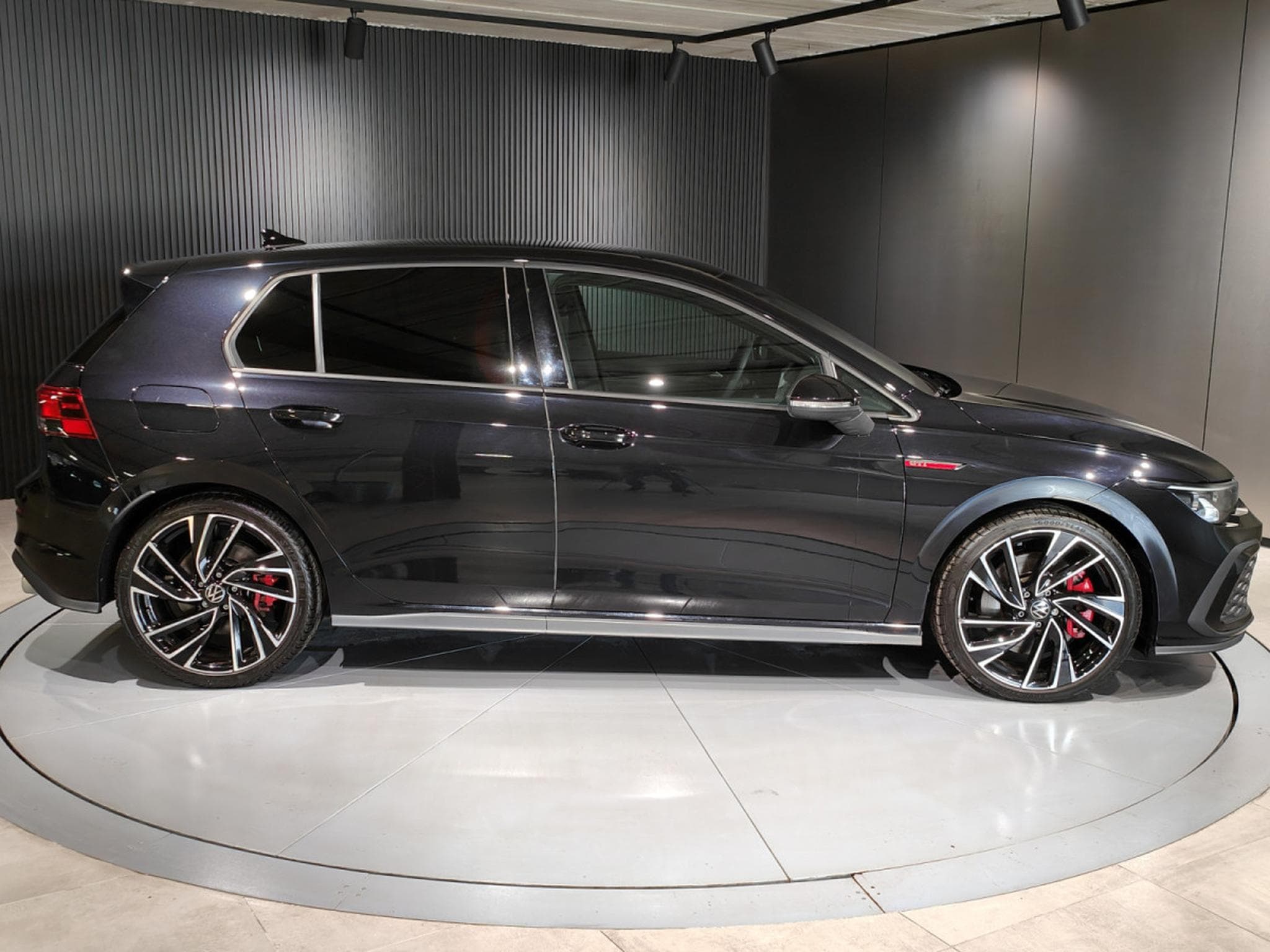 VW Golf GTI 2.0 TSI DSG CARPLAY ECLAIRAGE AMBIANCE GPS LED (2022) - Photo 2