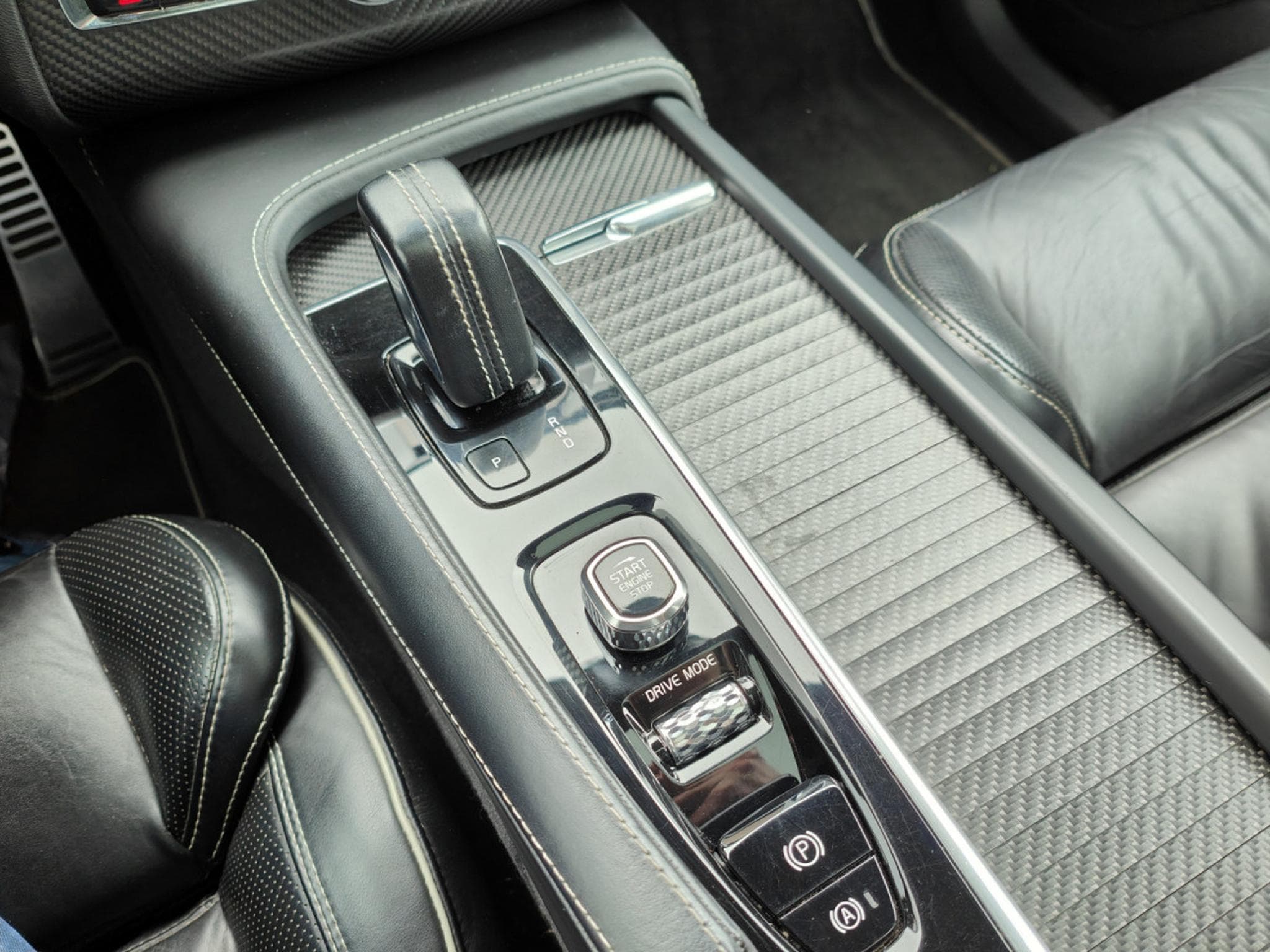 Volvo XC90 B5 AWD R-DESIGN 7 PLACES TOIT OUVRANT CARPLAY CAMERA (2019) - Photo 16
