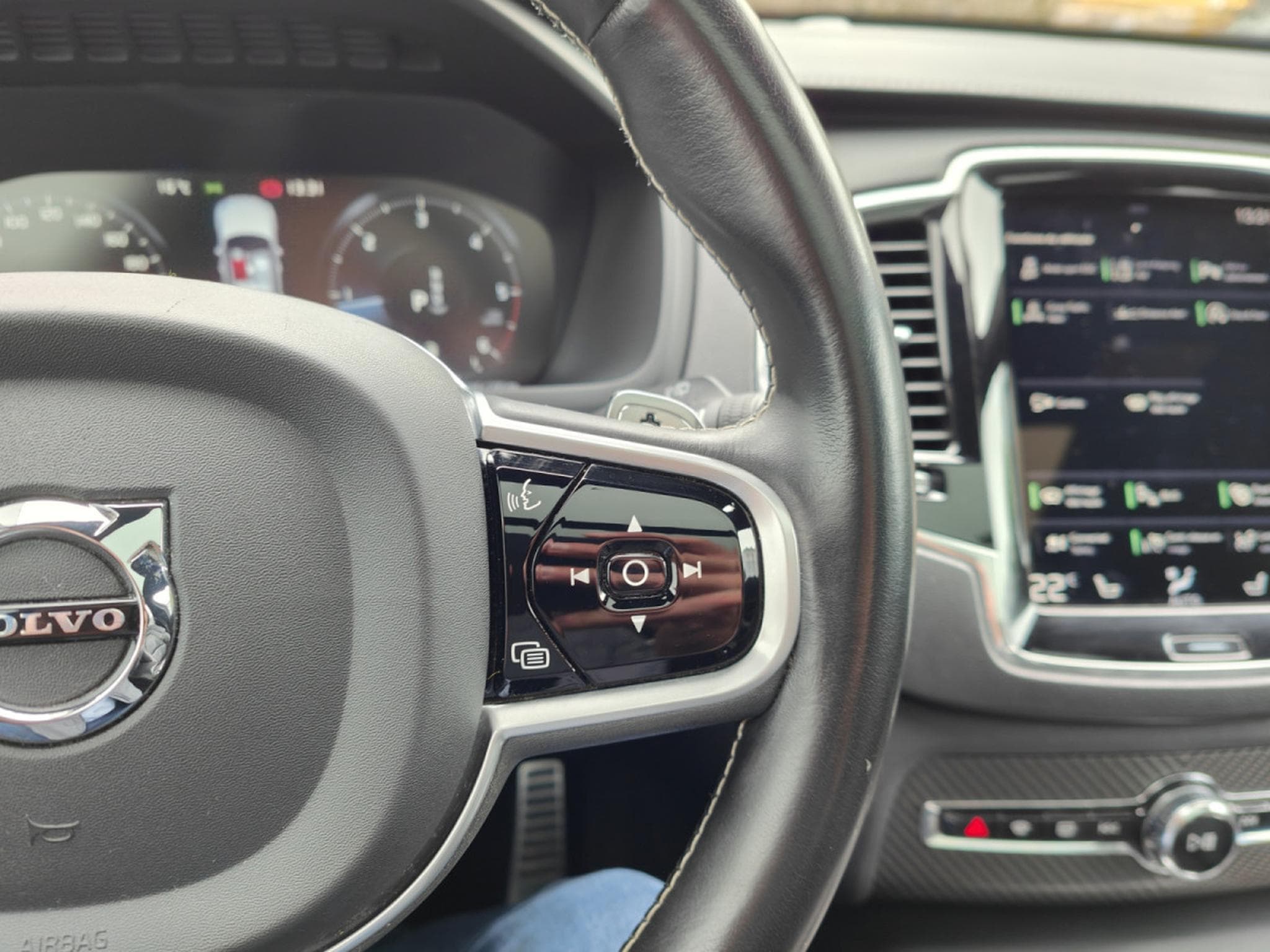 Volvo XC90 B5 AWD R-DESIGN 7 PLACES TOIT OUVRANT CARPLAY CAMERA (2019) - Photo 20