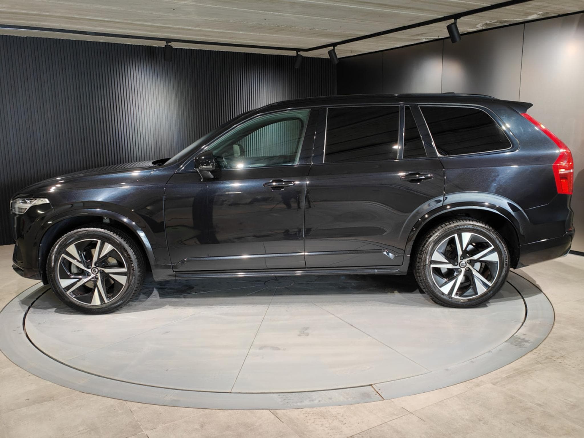 Volvo XC90 B5 AWD R-DESIGN 7 PLACES TOIT OUVRANT CARPLAY CAMERA (2019) - Photo 5