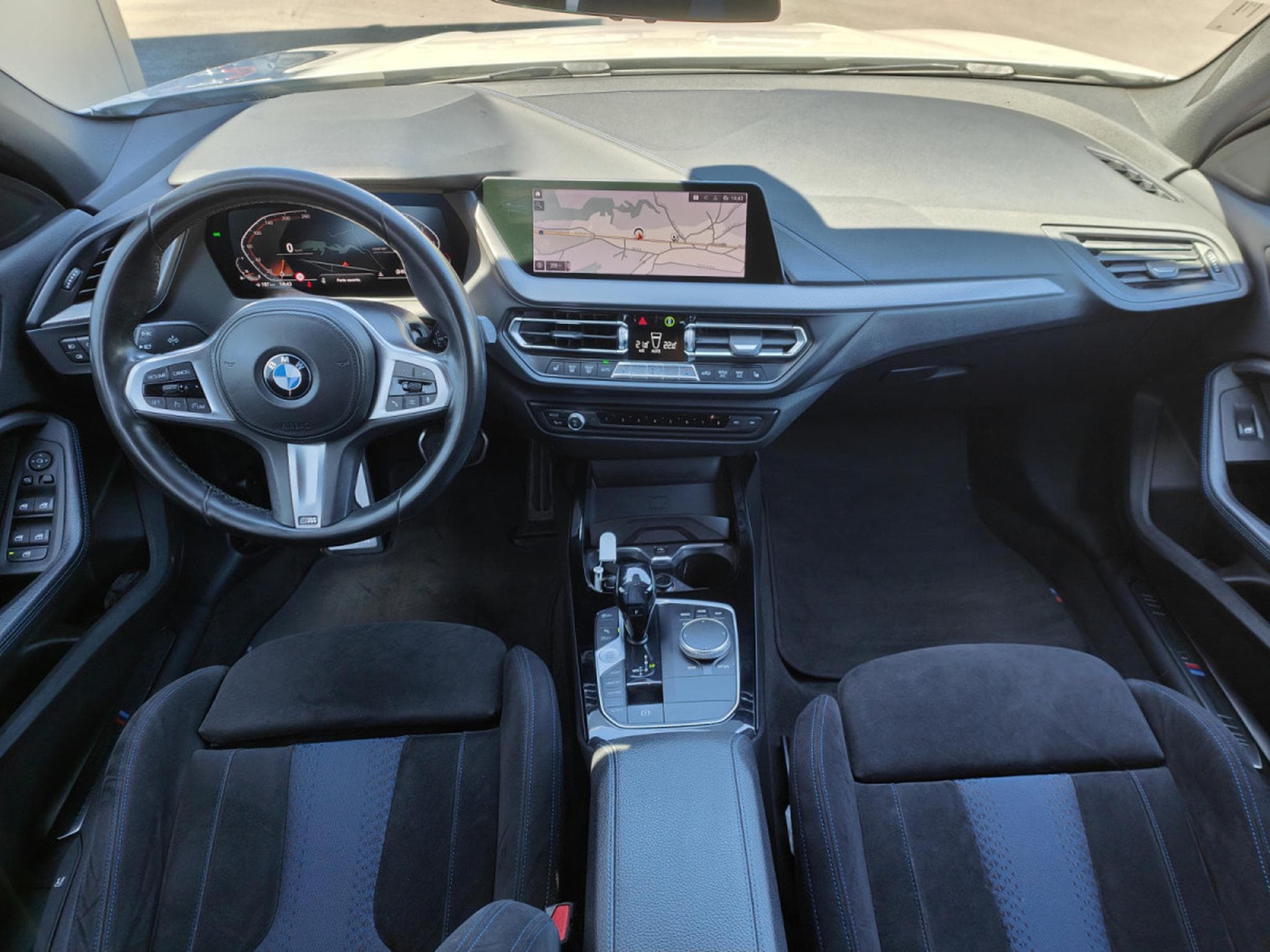 BMW 118 118i PACK M SIEGES M CARPLAY GPS PHARES LED (2021) - Photo 10
