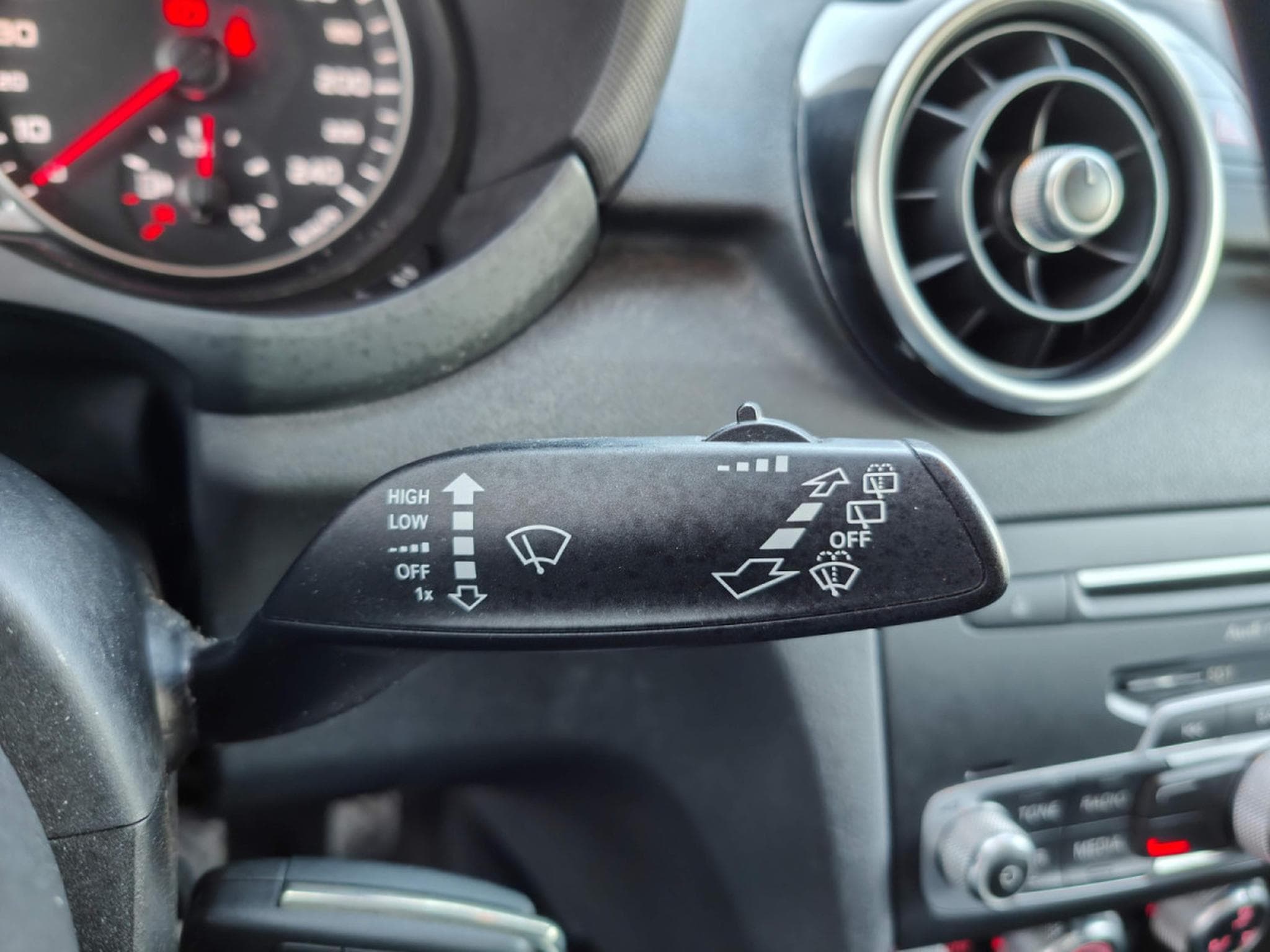 Audi A1 1.6 TDI SPORTBACK GPS BLUETOOTH CLIM AUTO APS AR (2015) - Photo 20