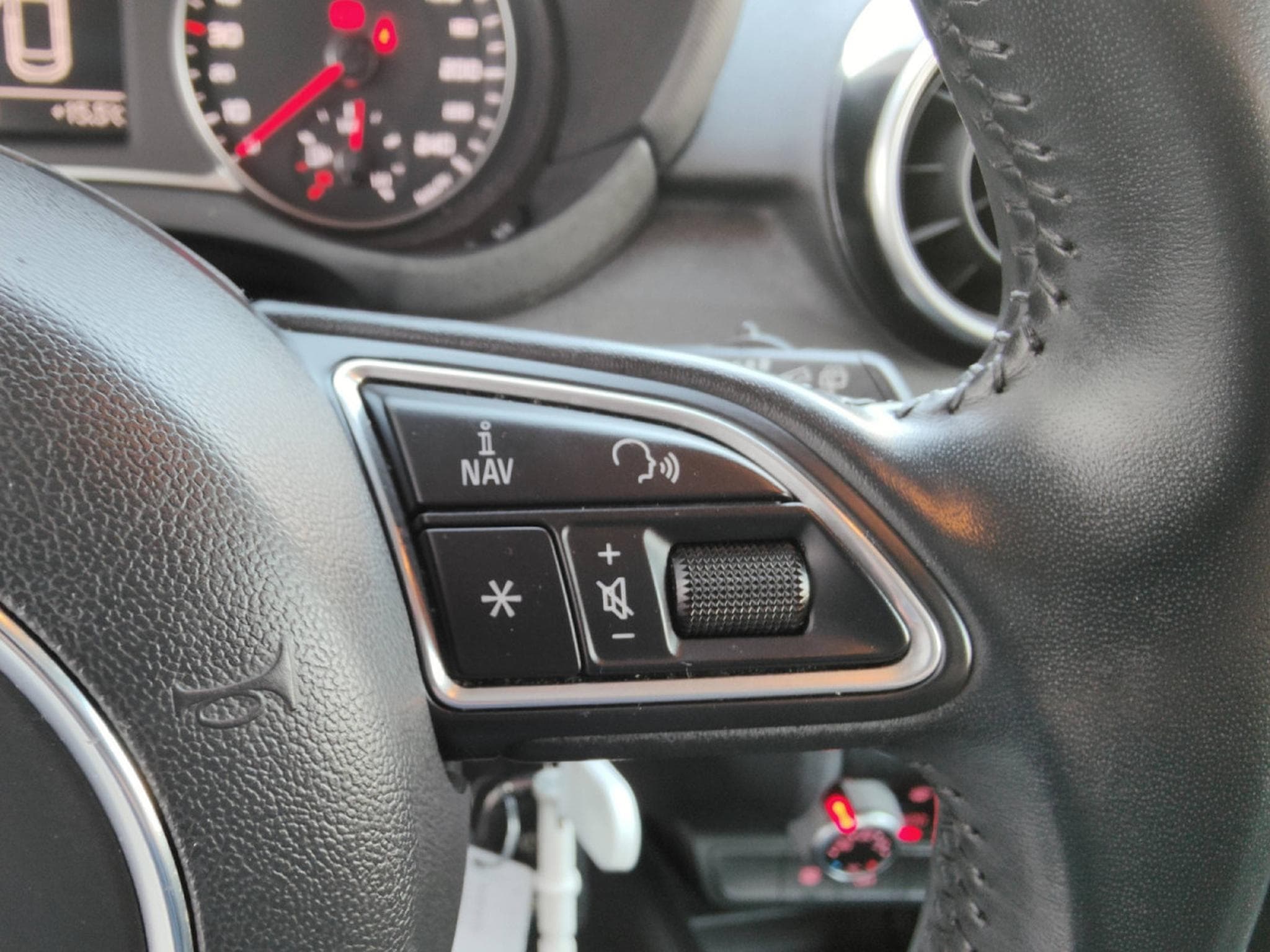 Audi A1 1.6 TDI SPORTBACK GPS BLUETOOTH CLIM AUTO APS AR (2015) - Photo 21
