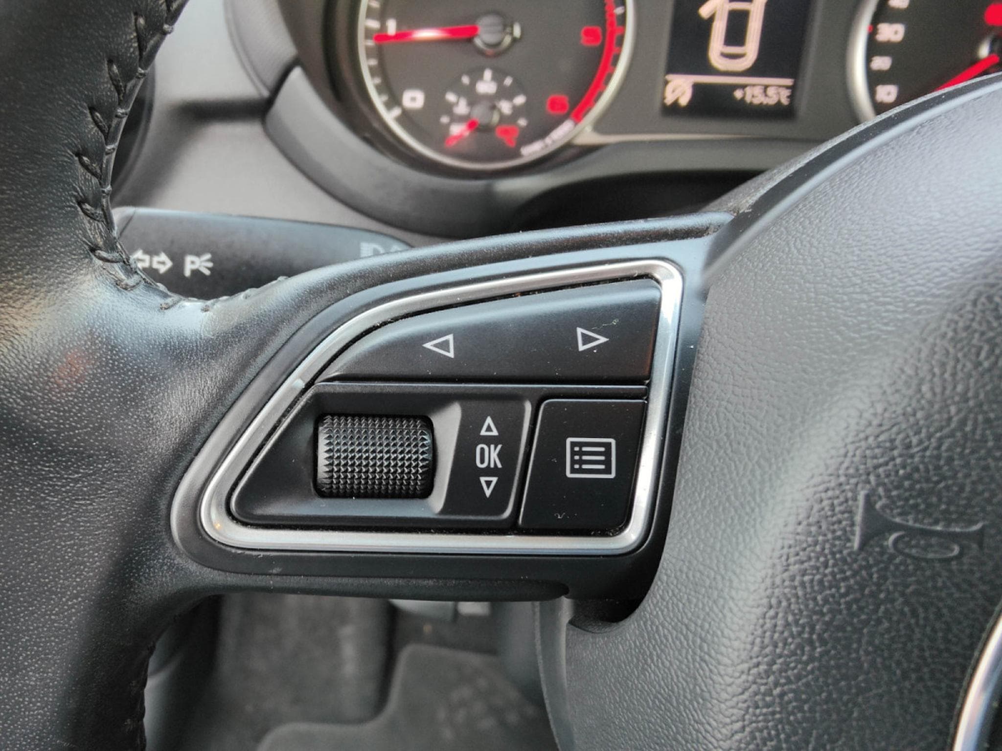 Audi A1 1.6 TDI SPORTBACK GPS BLUETOOTH CLIM AUTO APS AR (2015) - Photo 22