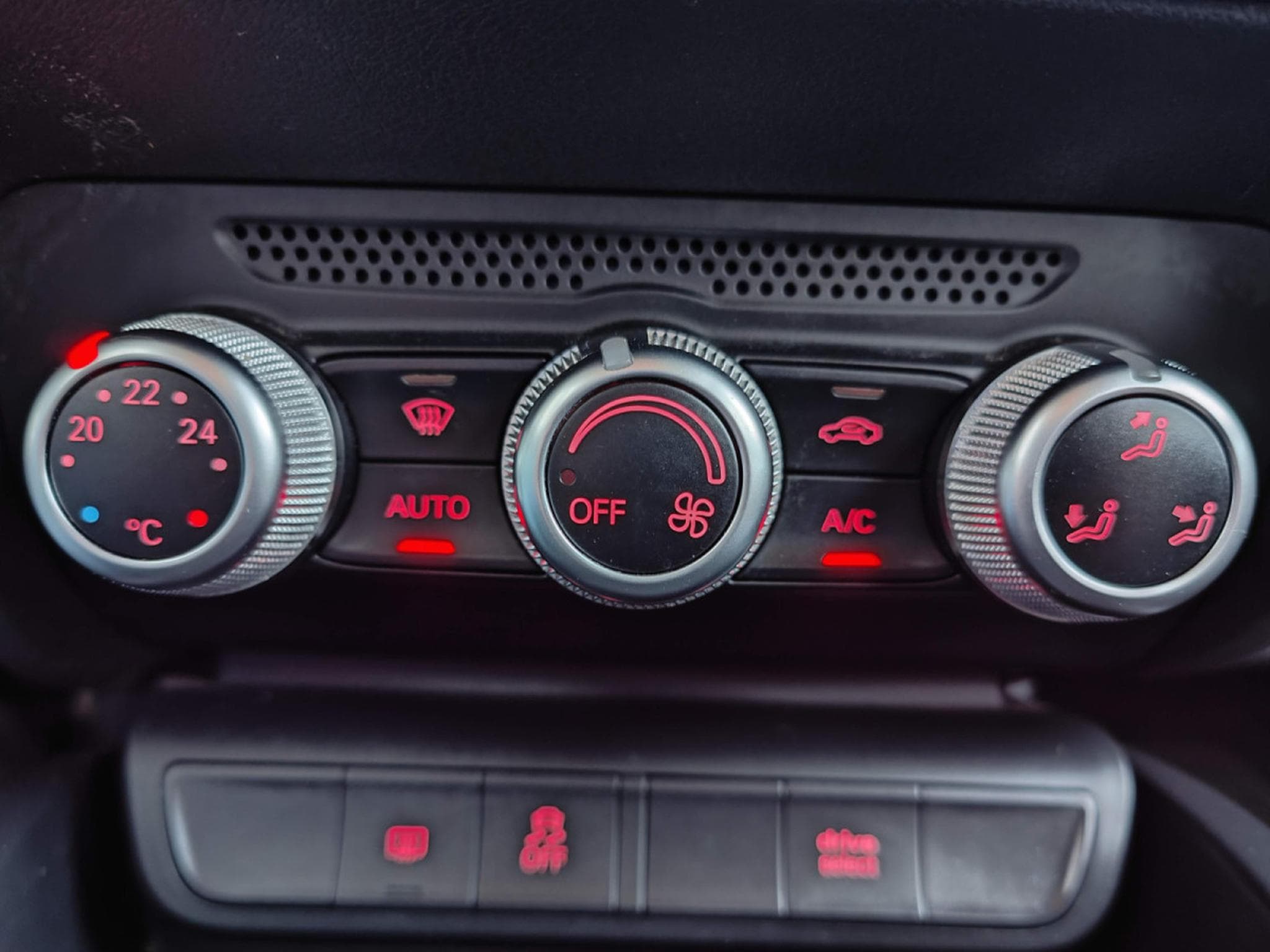 Audi A1 1.6 TDI SPORTBACK GPS BLUETOOTH CLIM AUTO APS AR (2015) - Photo 24