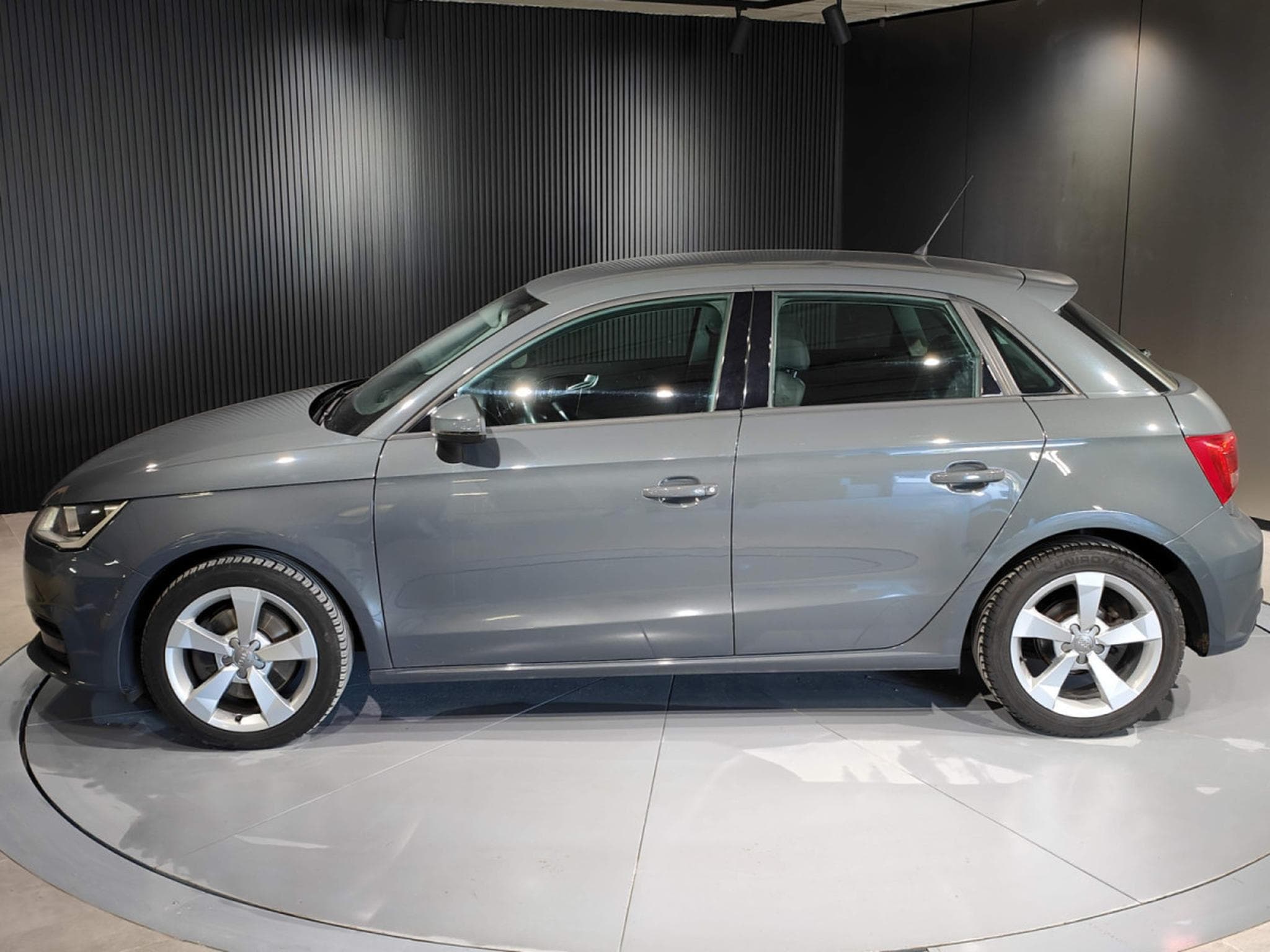 Audi A1 1.6 TDI SPORTBACK GPS BLUETOOTH CLIM AUTO APS AR (2015) - Photo 5