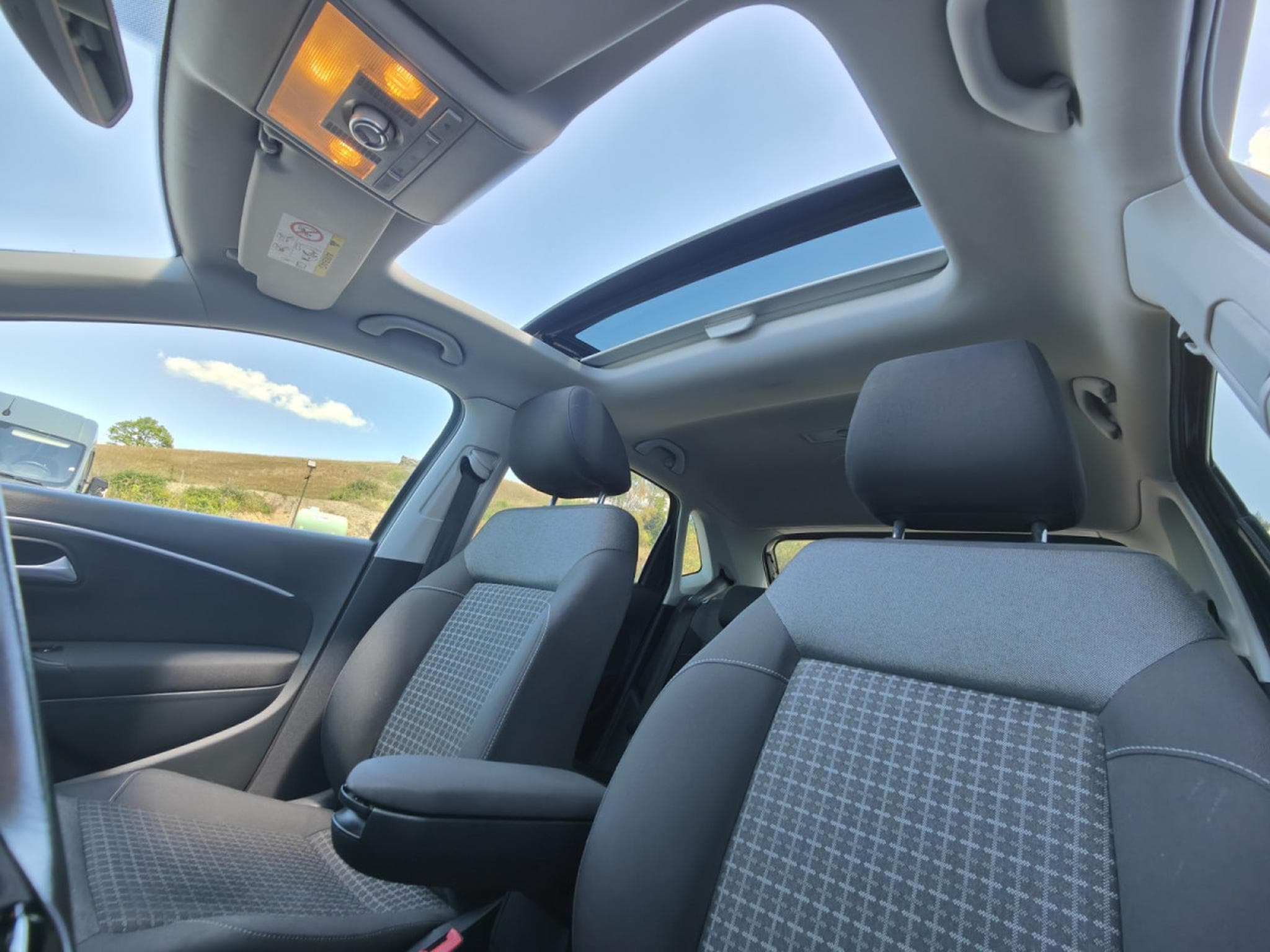 VW Polo 1.2 TSI DSG TOIT OUVRANT BLUETOOTH GPS RADAR AV/ARR CLIM AUT (2015) - Photo 12