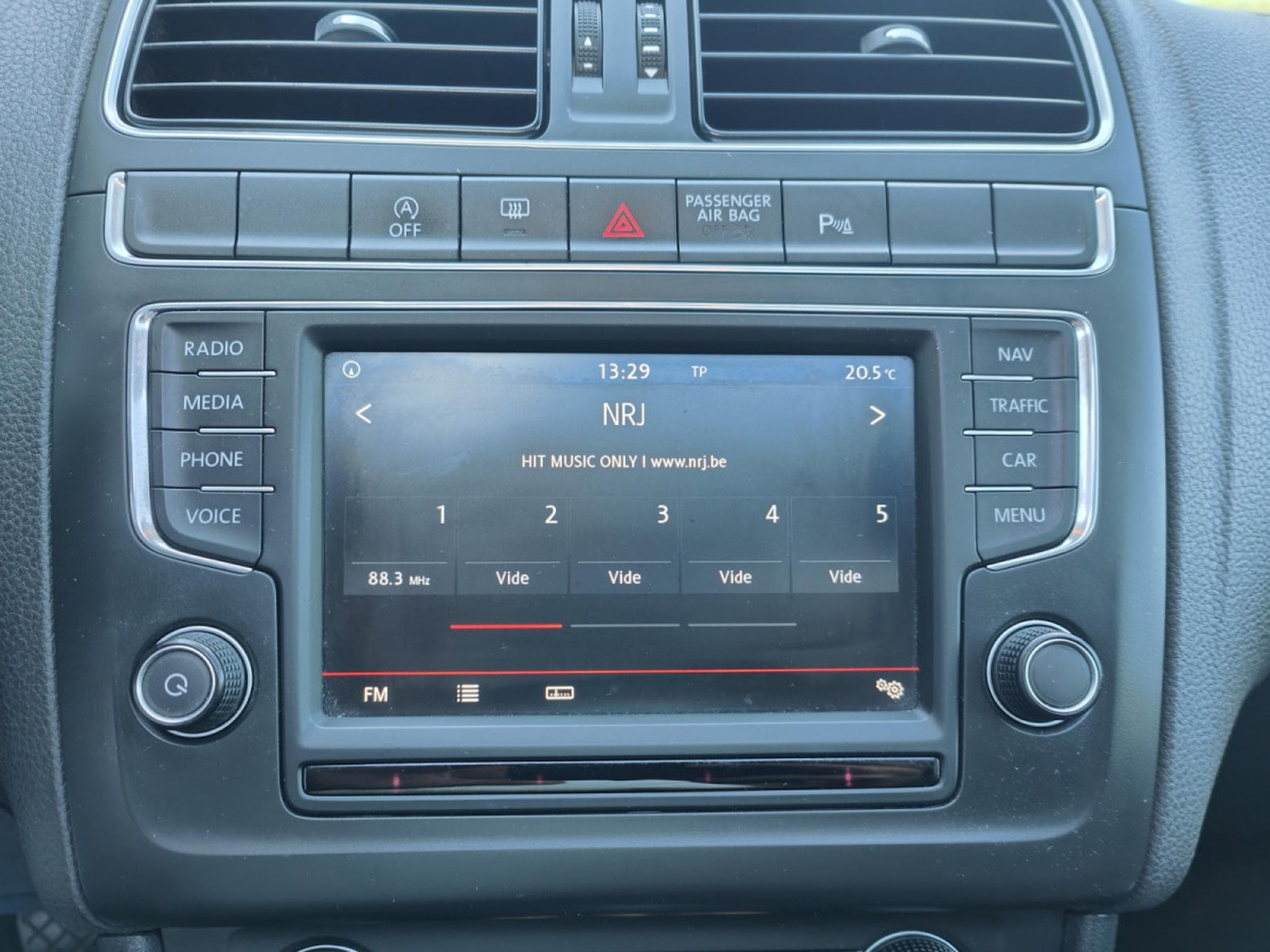 VW Polo 1.2 TSI DSG TOIT OUVRANT BLUETOOTH GPS RADAR AV/ARR CLIM AUT (2015) - Photo 15