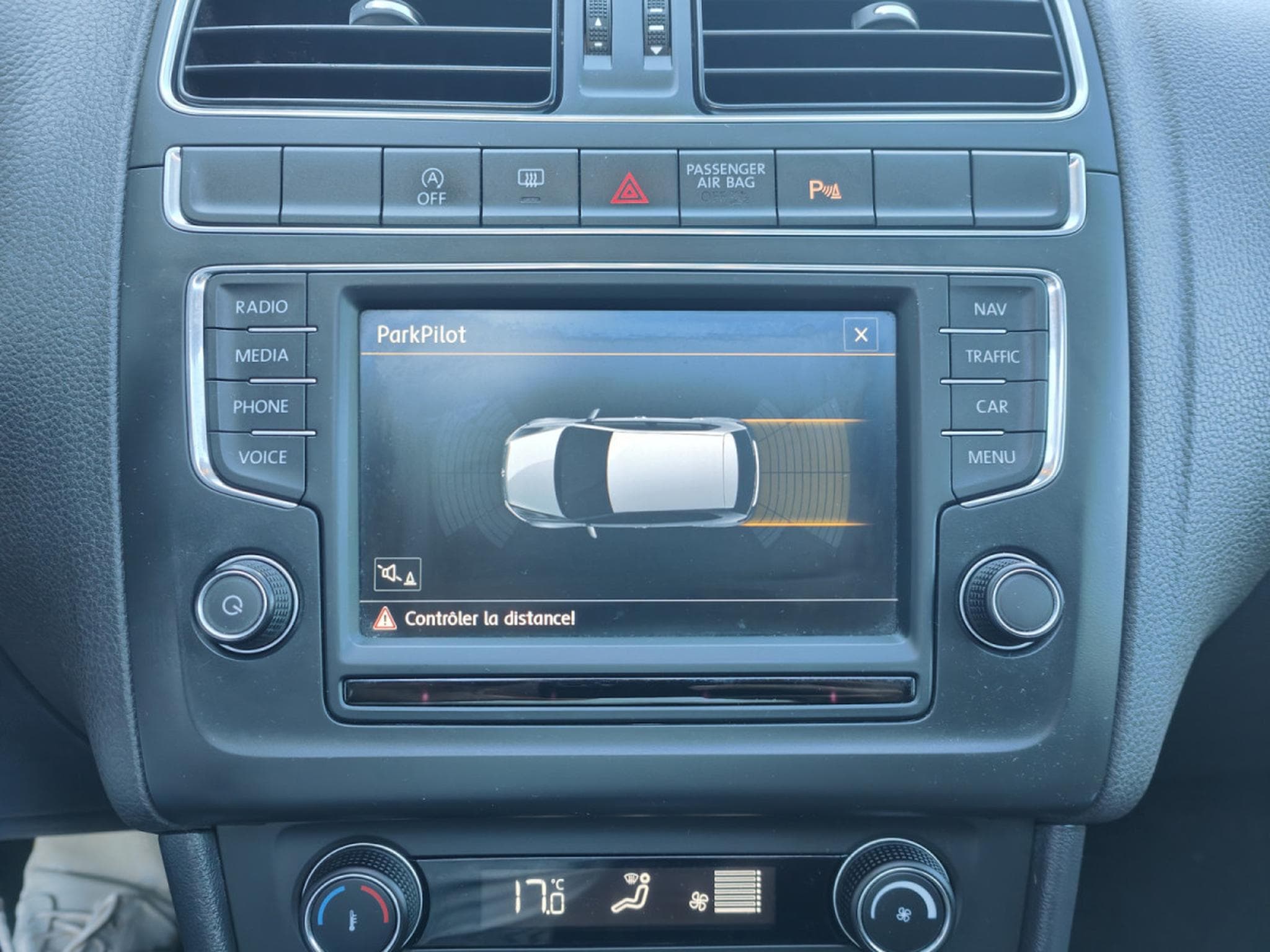 VW Polo 1.2 TSI DSG TOIT OUVRANT BLUETOOTH GPS RADAR AV/ARR CLIM AUT (2015) - Photo 16
